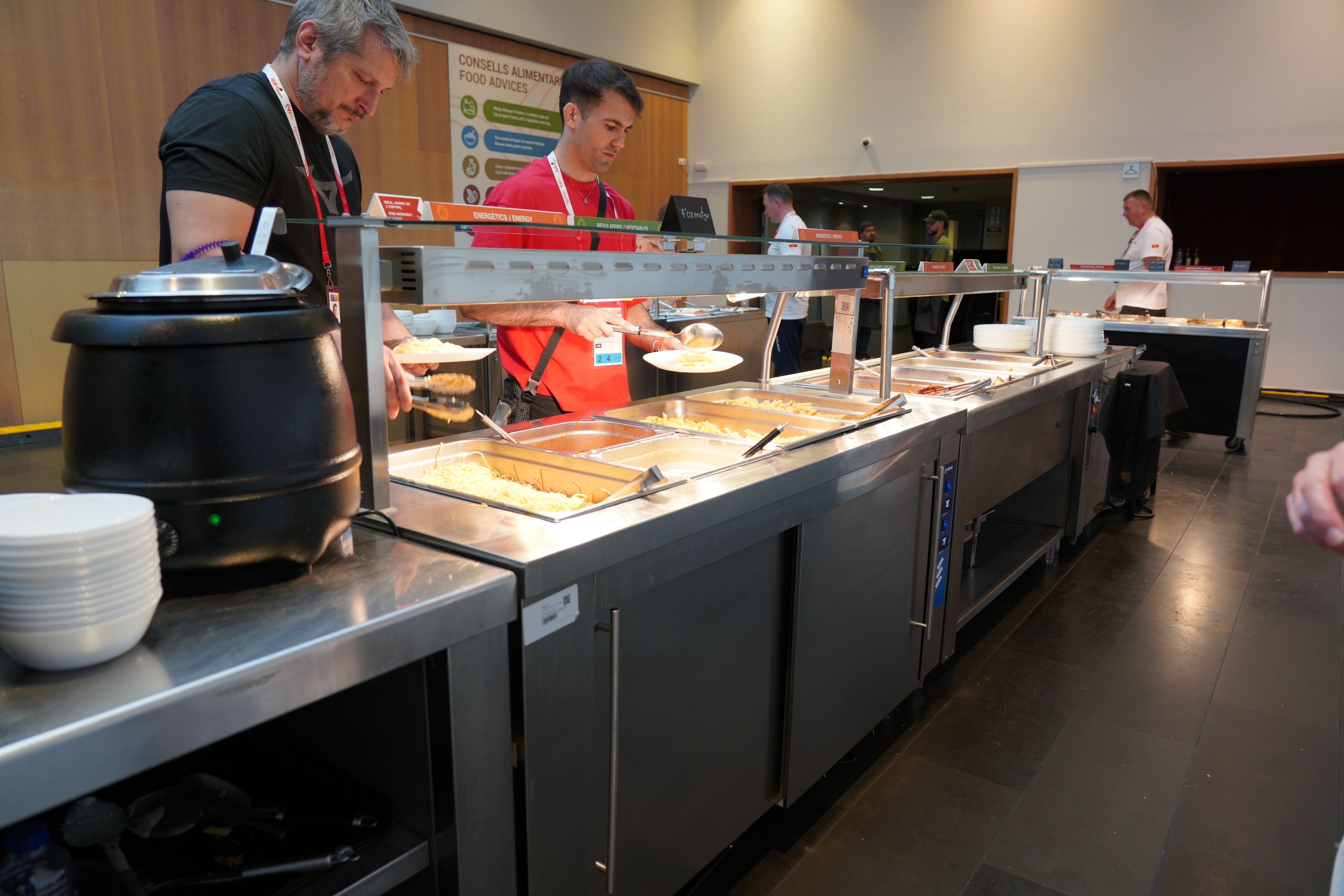 Integrants de diverses seleccions, al menjador central. 