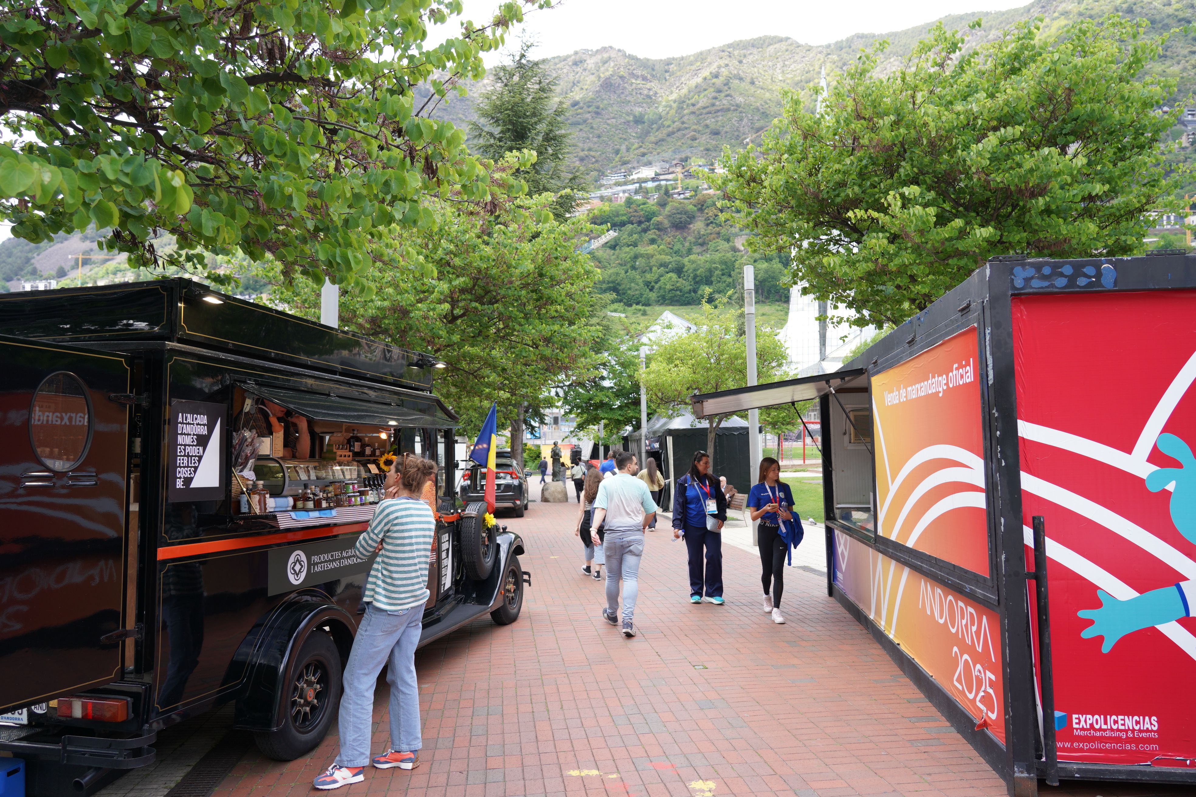 També s'hi pot comprar el merchandising oficial dels Jocs. 