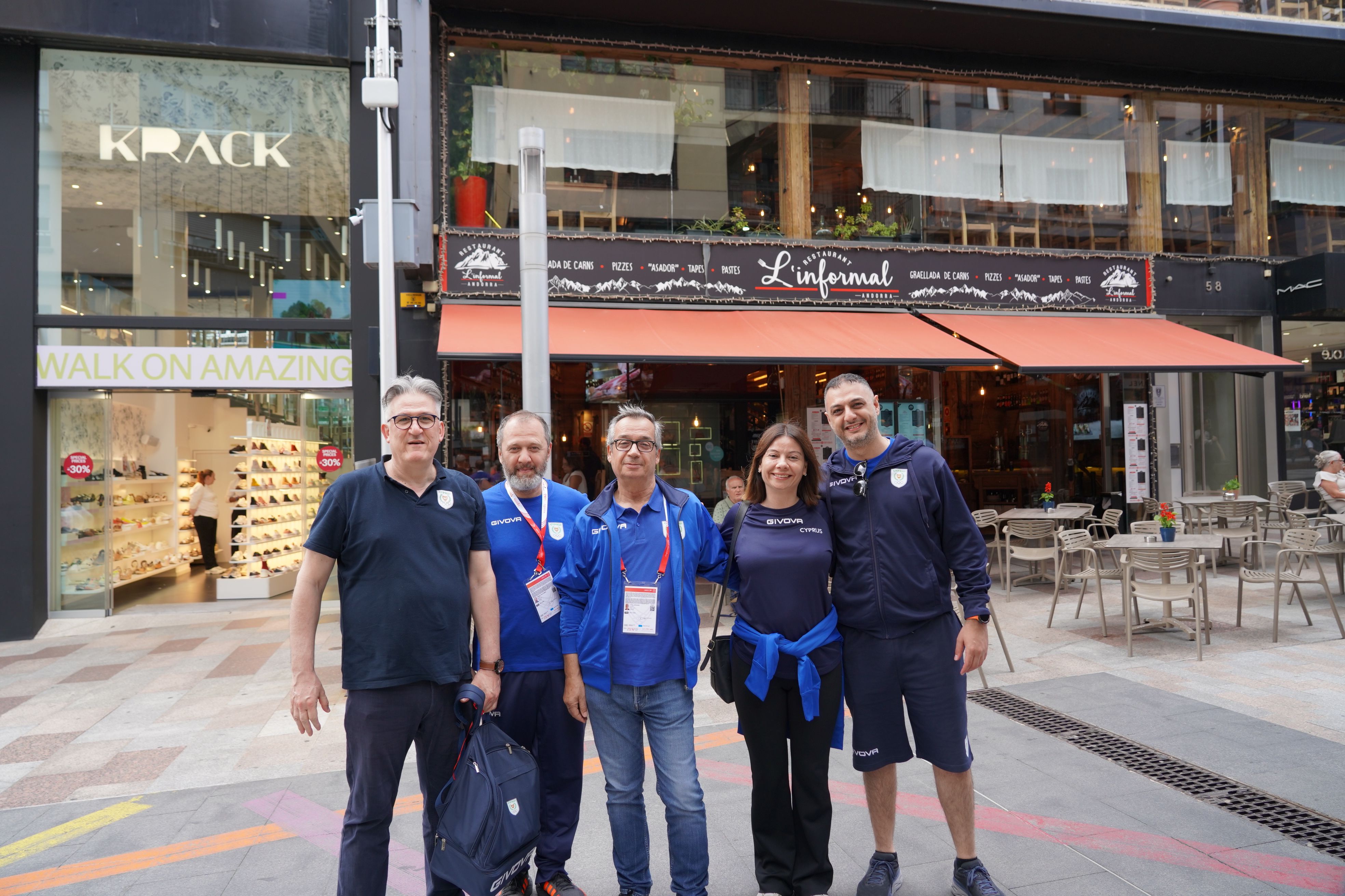 La família xipriota, a l'avinguda Meritxell. 