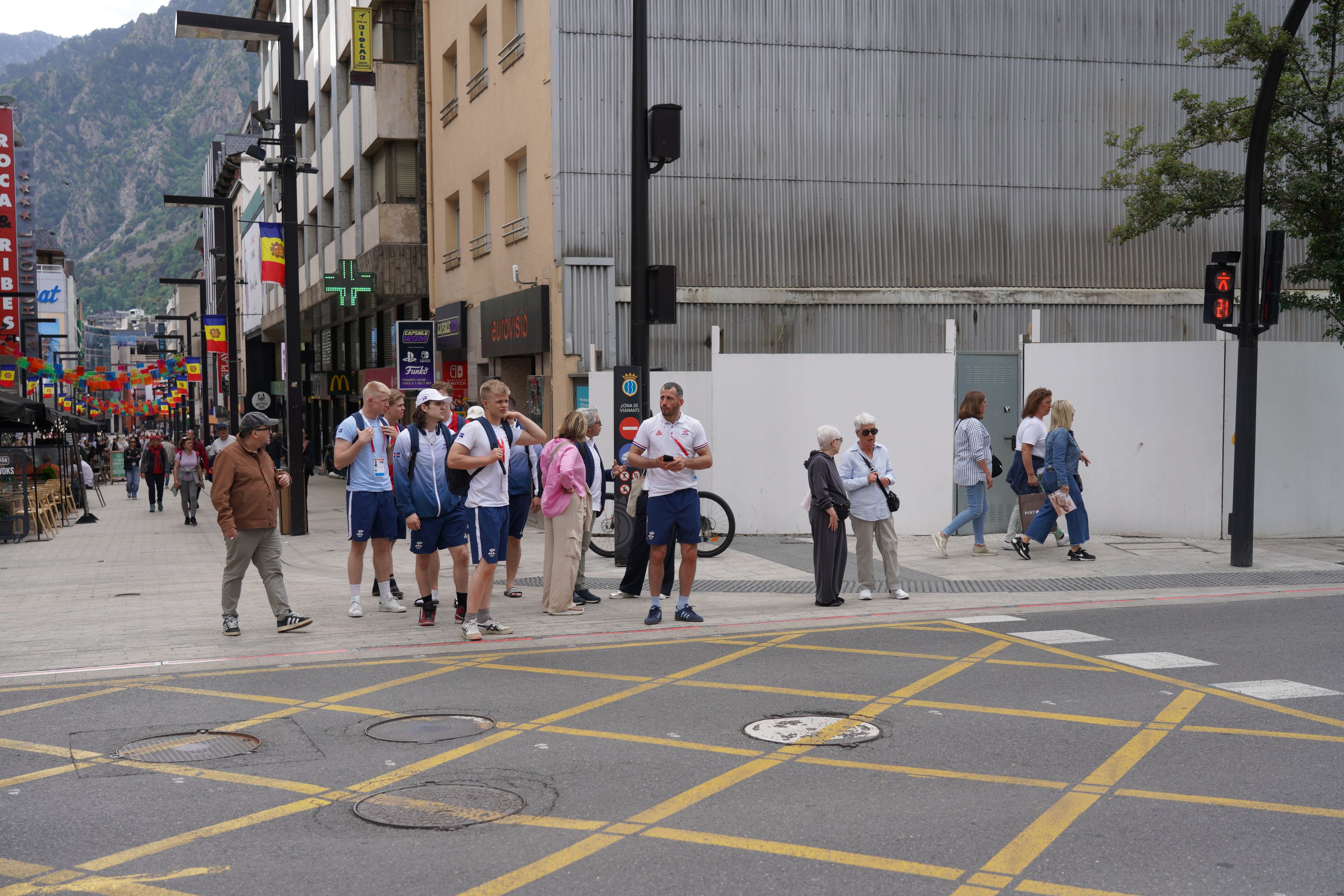 Esportistes islandesos, esperant que es posi verd el semàfor de carrer de la Unió.