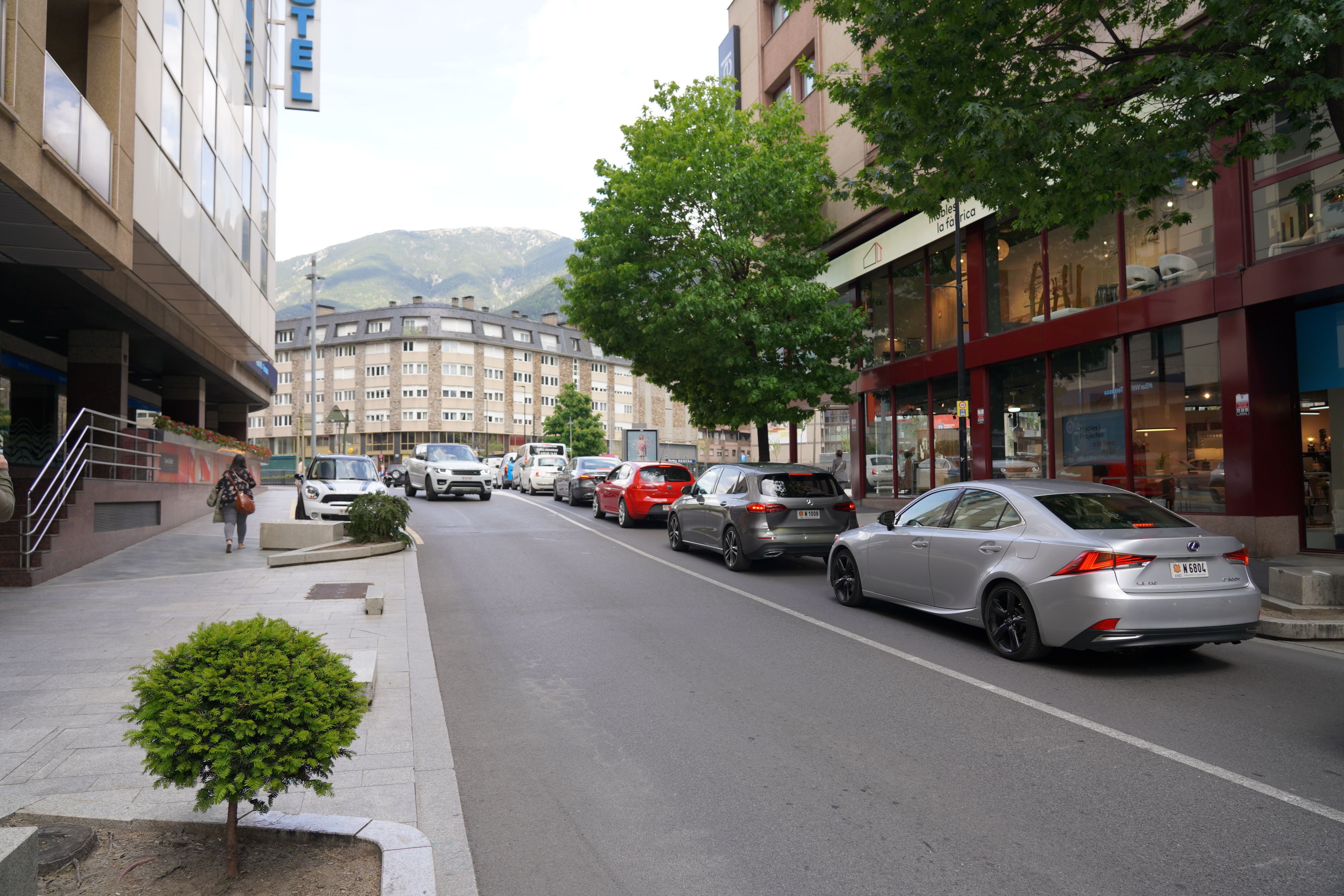 Prat de la Creu va ple de trànsit per les modificacions de circulació.. 