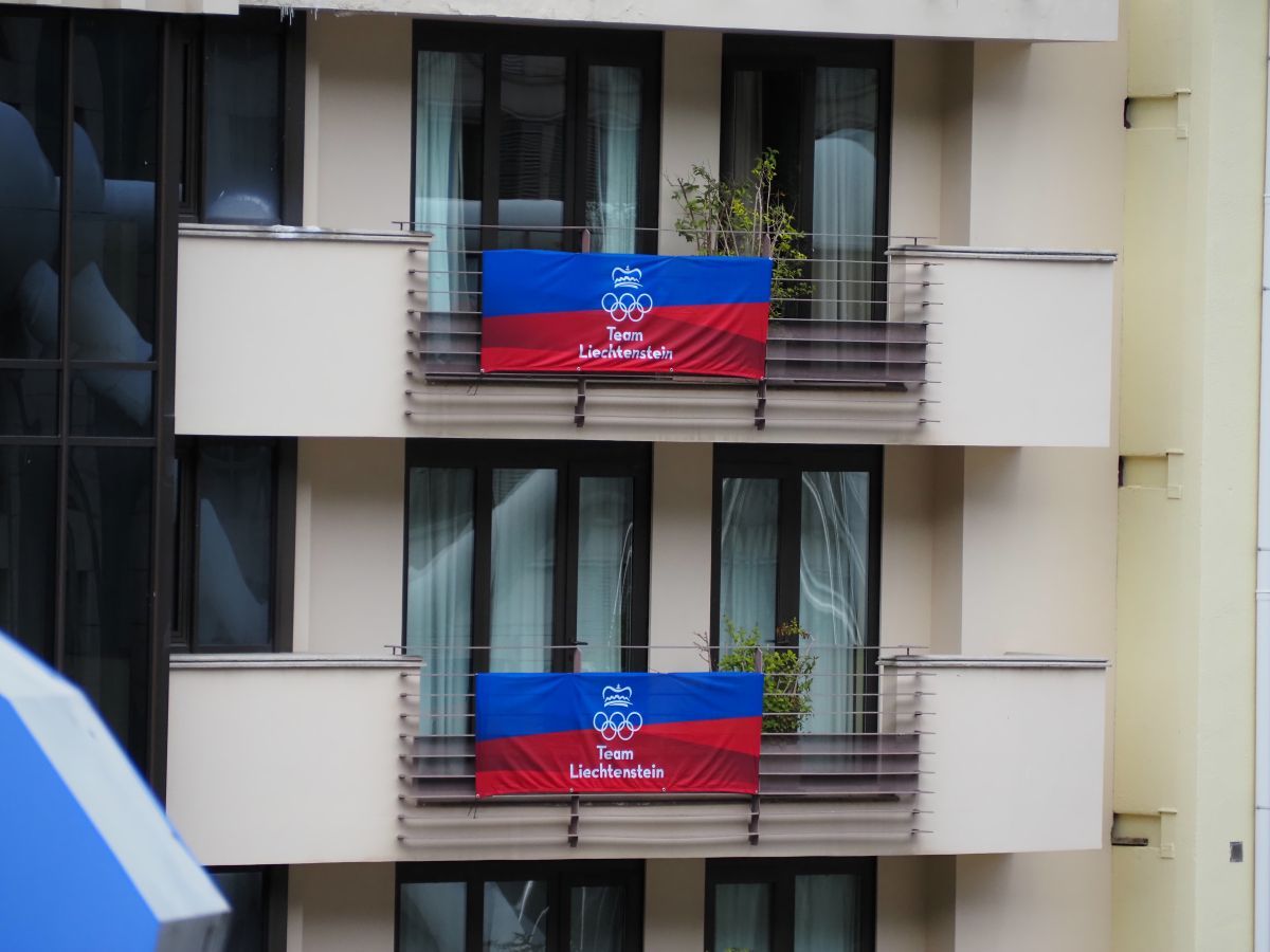 Banderes de Liechtenstein als balcons de l'hotel Màgic.