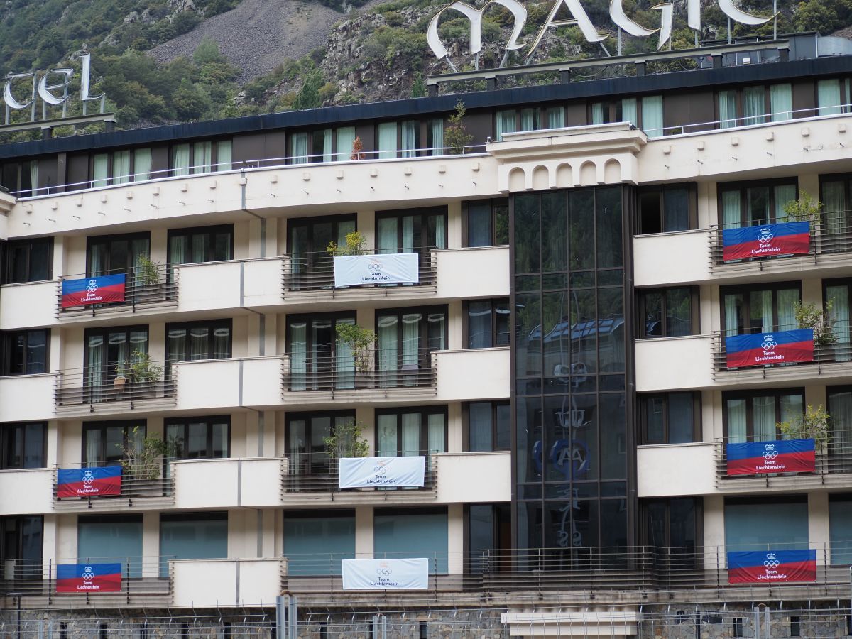 La delegació de Liechtenstein ha col·locat també les banderes olímpiques.