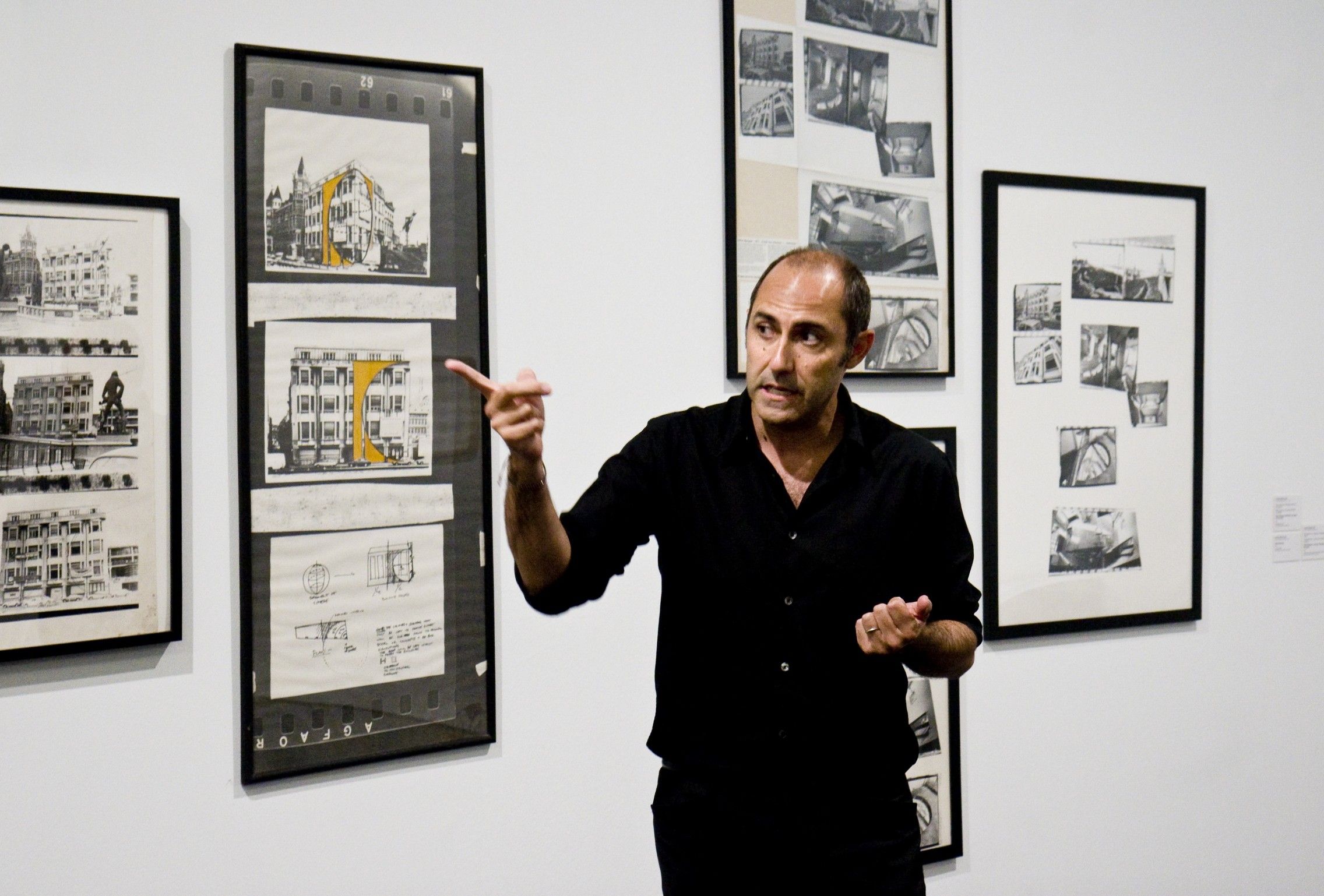 Carles Guerra, comissari d’art, durant la inauguració d’una altra exposició.