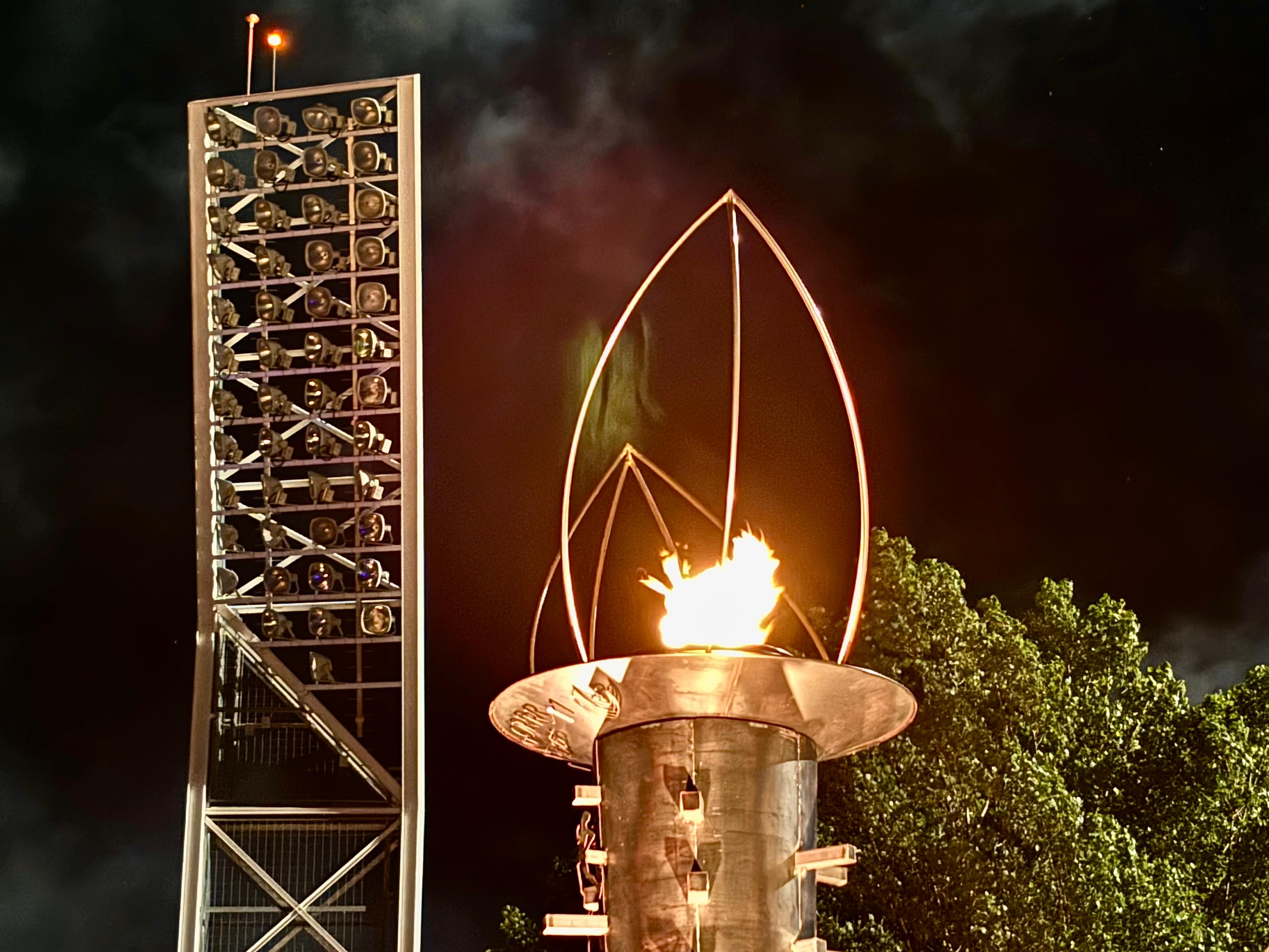 El peveter de l'Estadi Nacional, encès després que Doria i Verdú entressin la flama al niu.