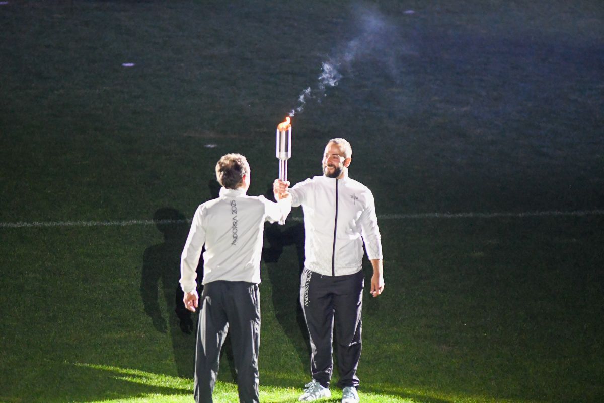 Emili Pérez, donant el relleu a Hocine Haciane.