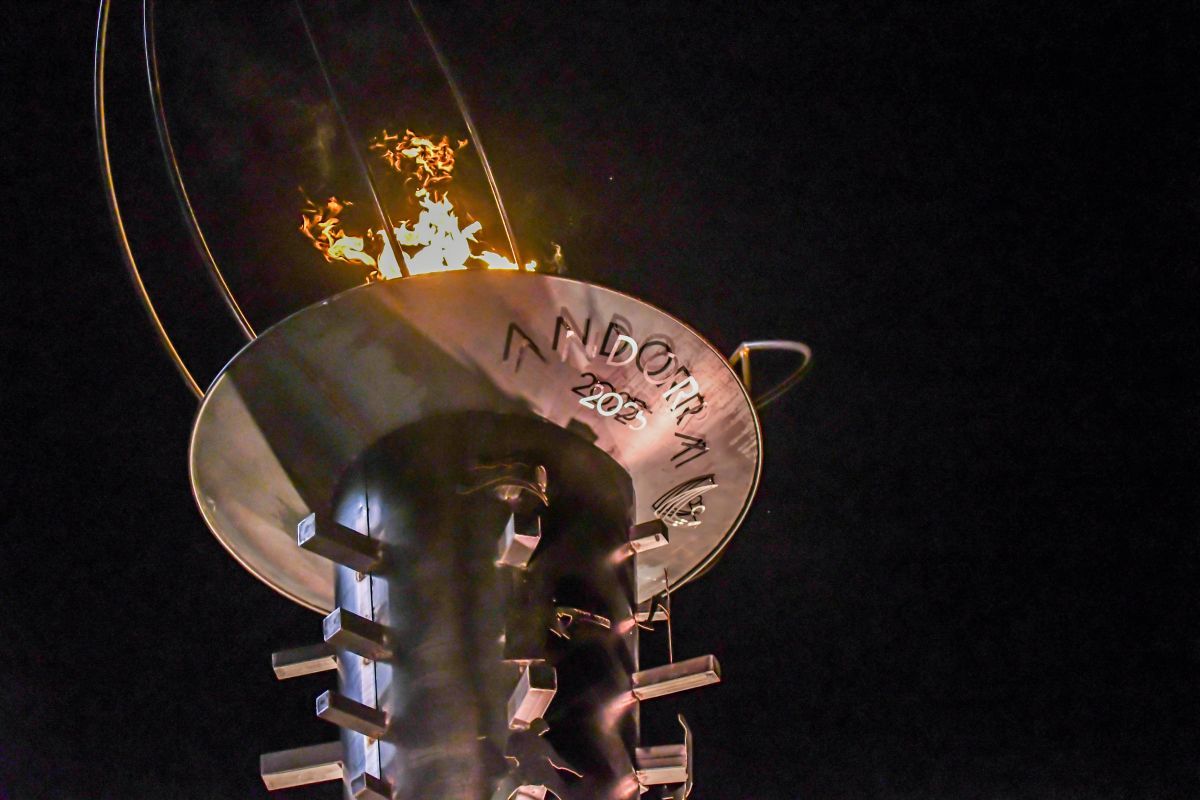 La flama olímpica ja llueix al Nacional.