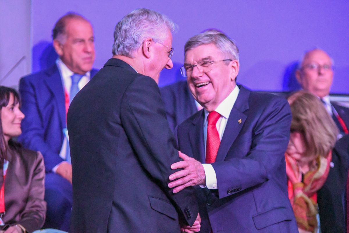 El copríncep episcopal, saludant a Thomas Bach.