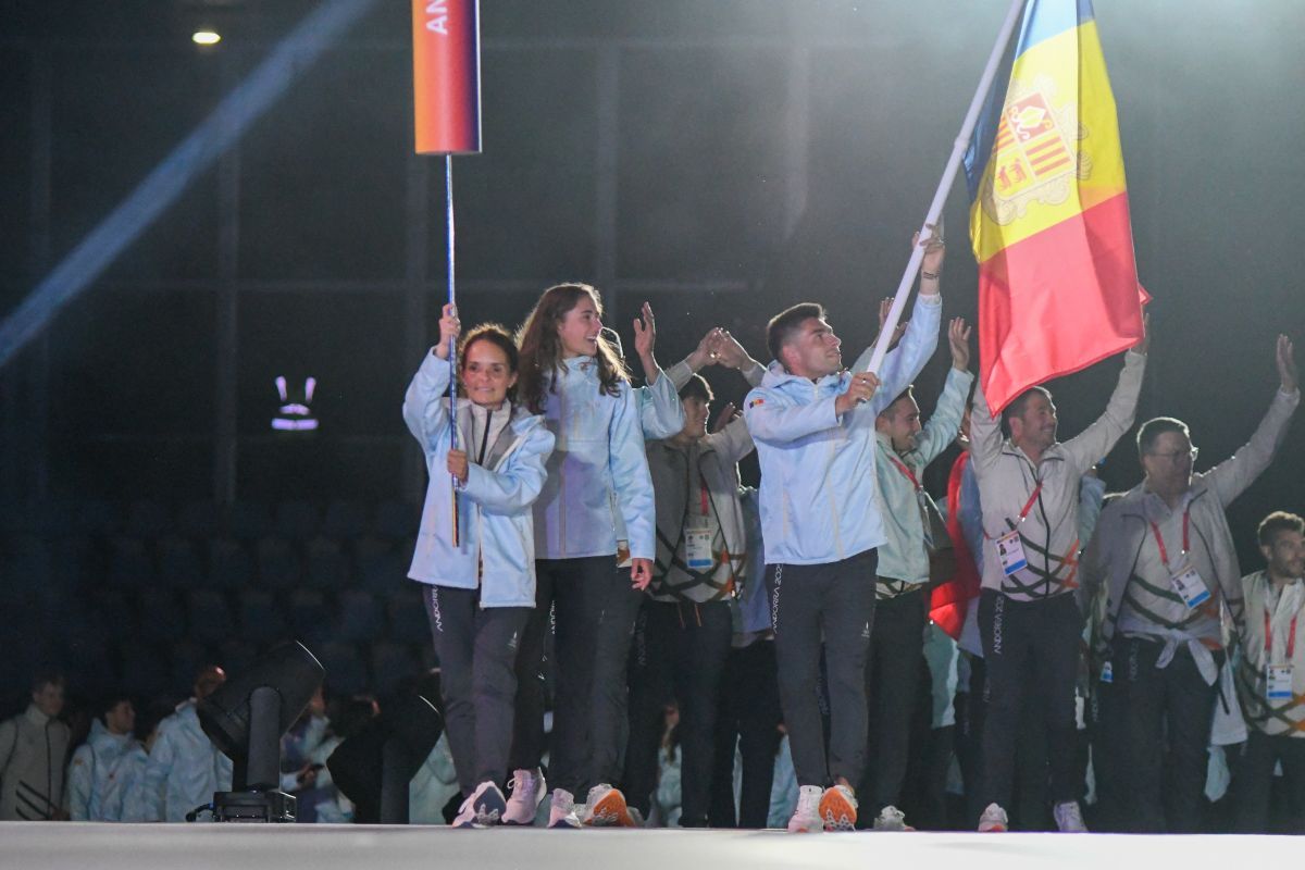 La delegació andorrana, amb Povedano i Carabaña de banderers.