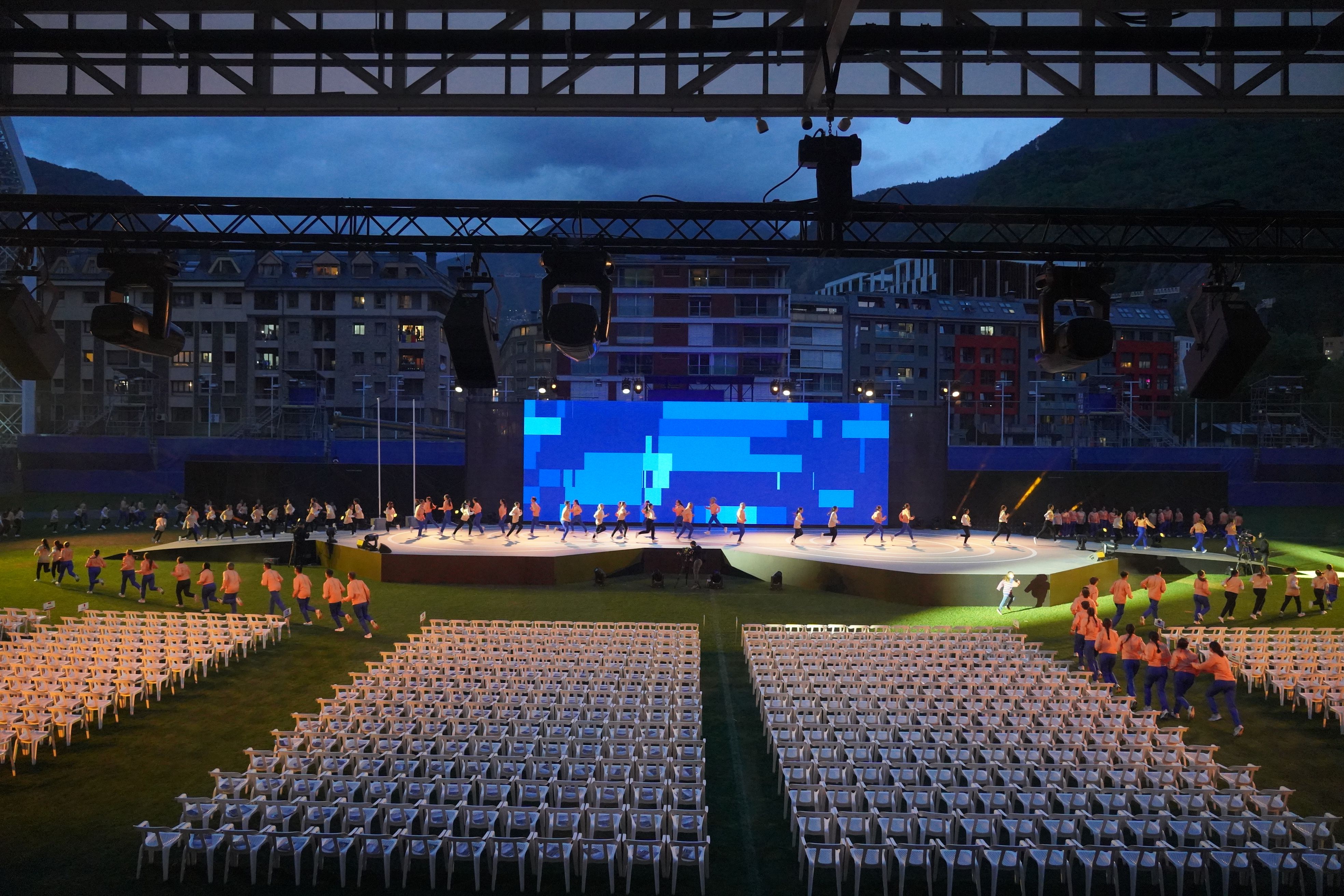 Els voluntaris, sortint a l'escenari.