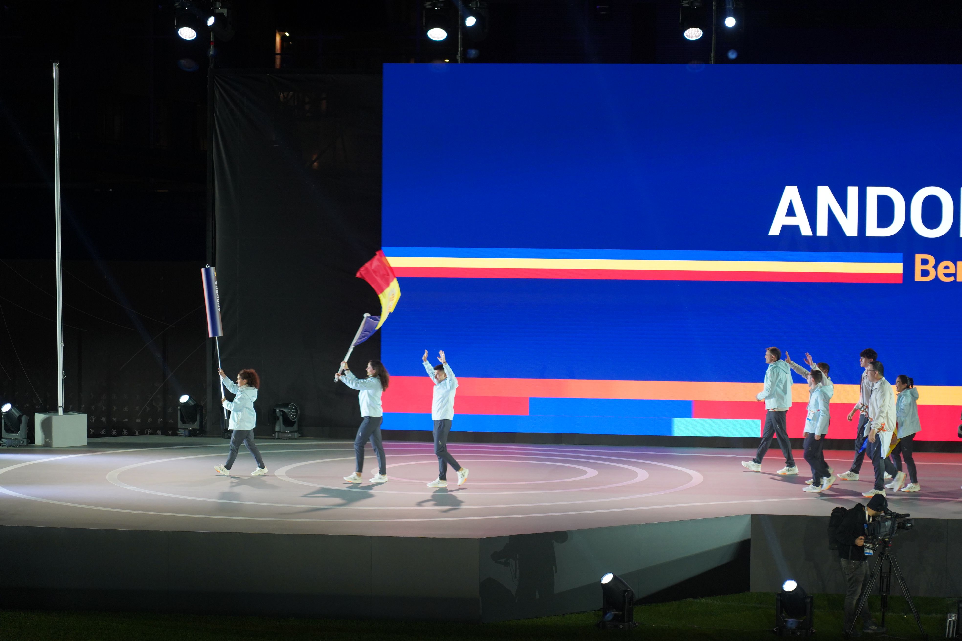 Povedano, amb la bandera mentre Carabaña saluda a l'estadi.