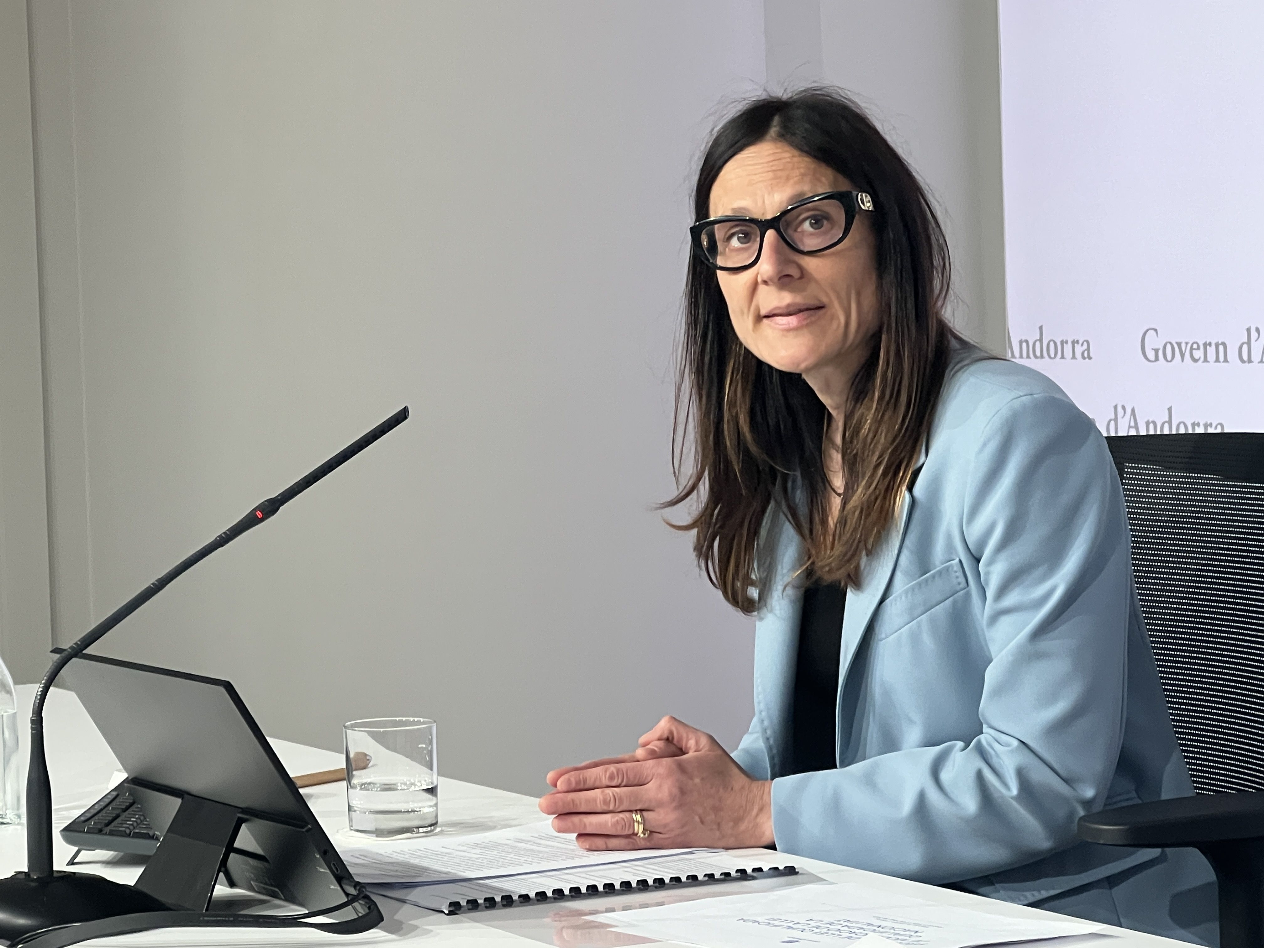 La ministra Ester Molné donant explicacions sobre les modificacions a la llei de nacionalitat.