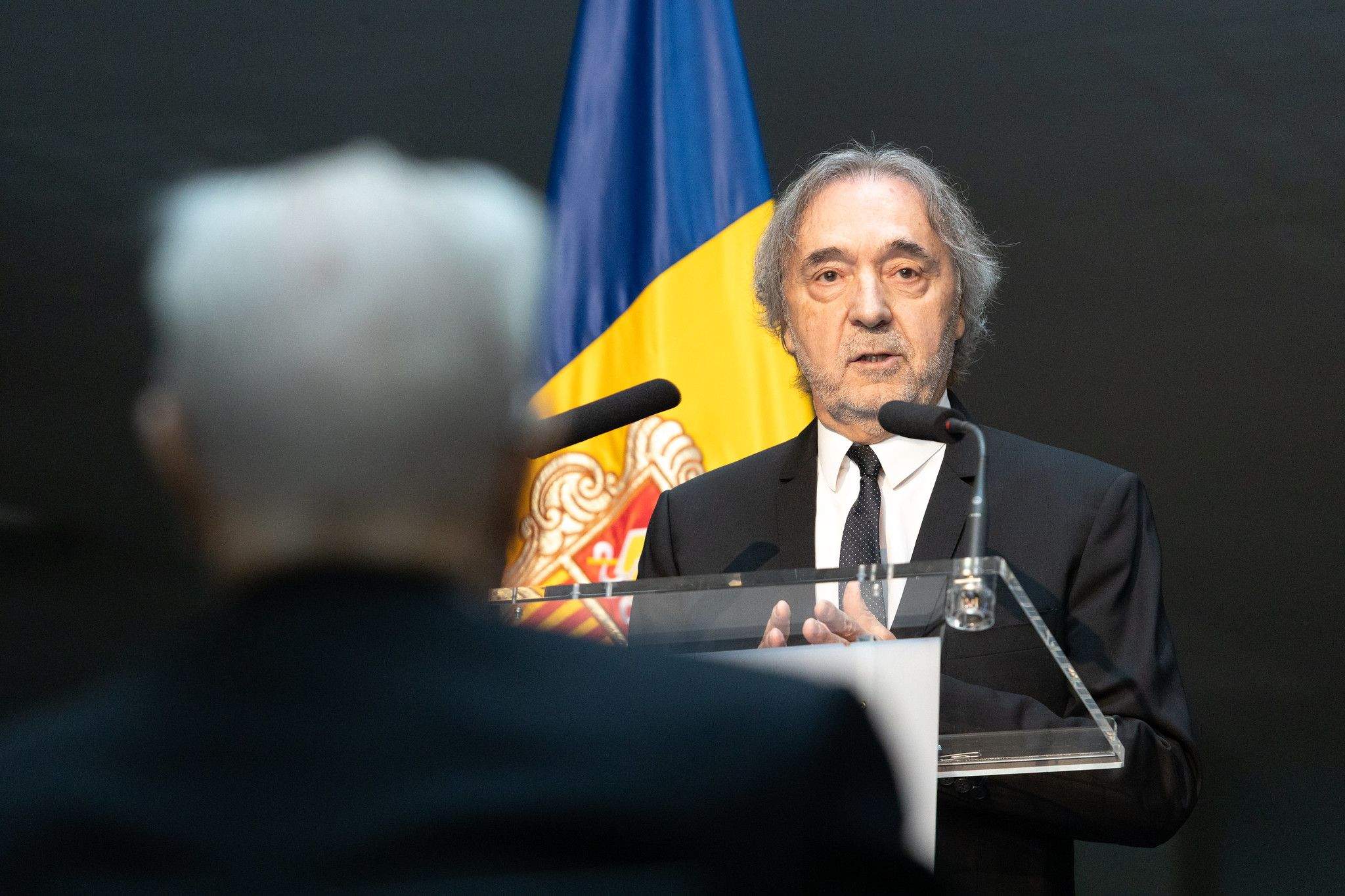 Mas escolta la intervenció del seu fill. Mas escolta la intervenció del seu fill.