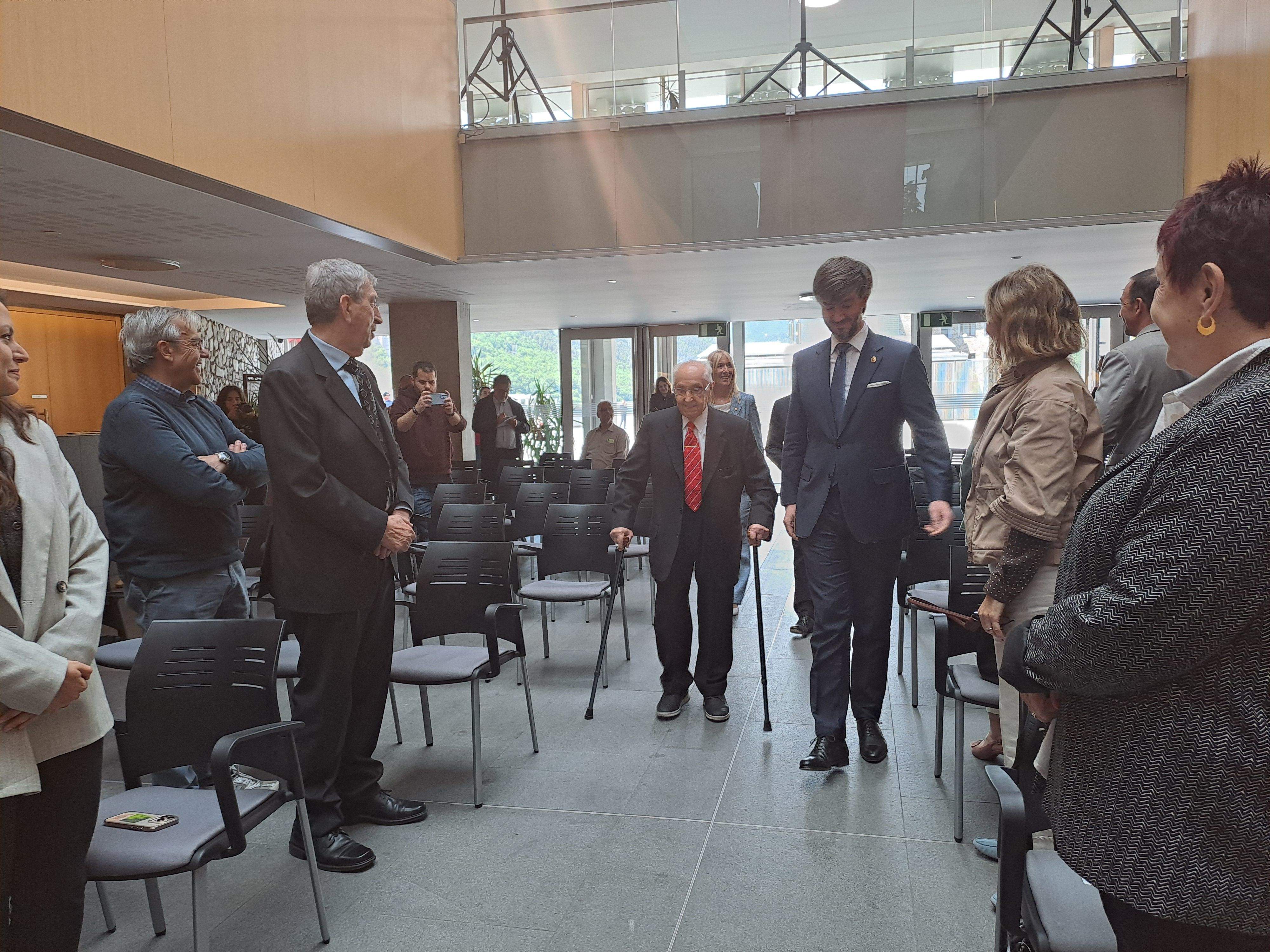 Mas entra al vestíbul acompanyat del síndic Carles Ensenyat. Mas entra al vestíbul acompanyat del síndic Carles Ensenyat.