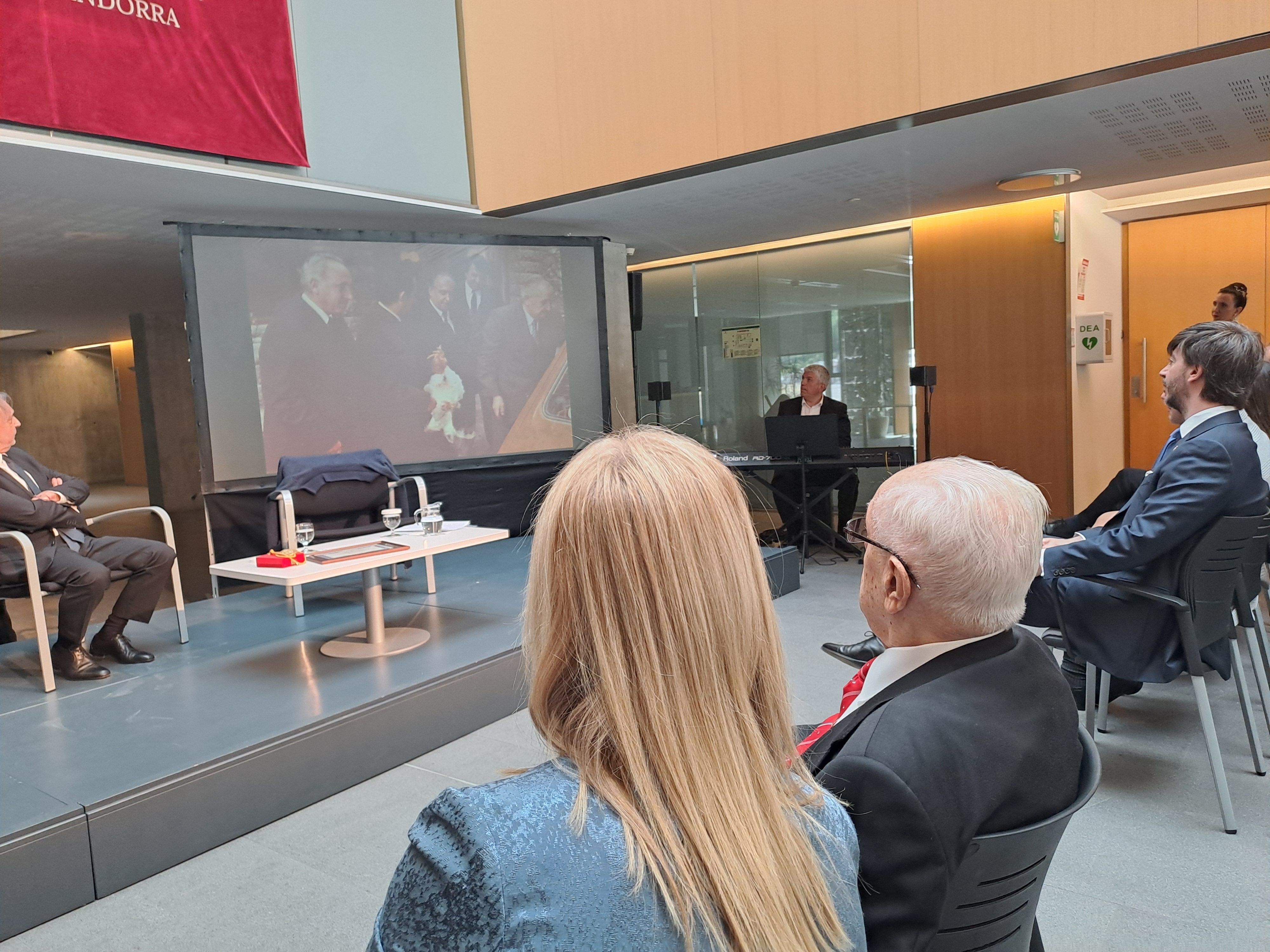 Mas veu emocionat el recull d'imatges. Mas veu emocionat el recull d'imatges.