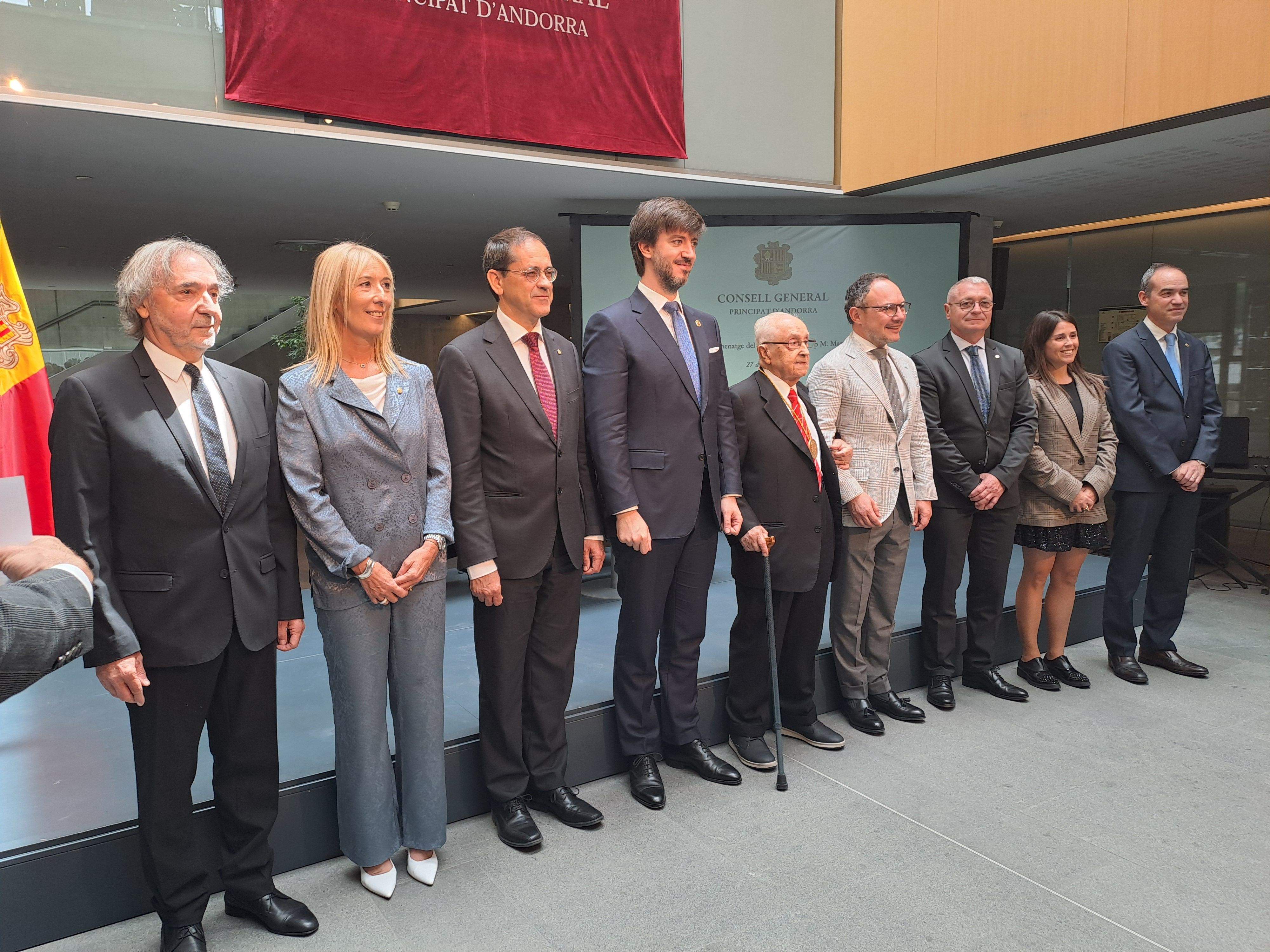 Fotografia amb les autoritats al final. Fotografia amb les autoritats al final.