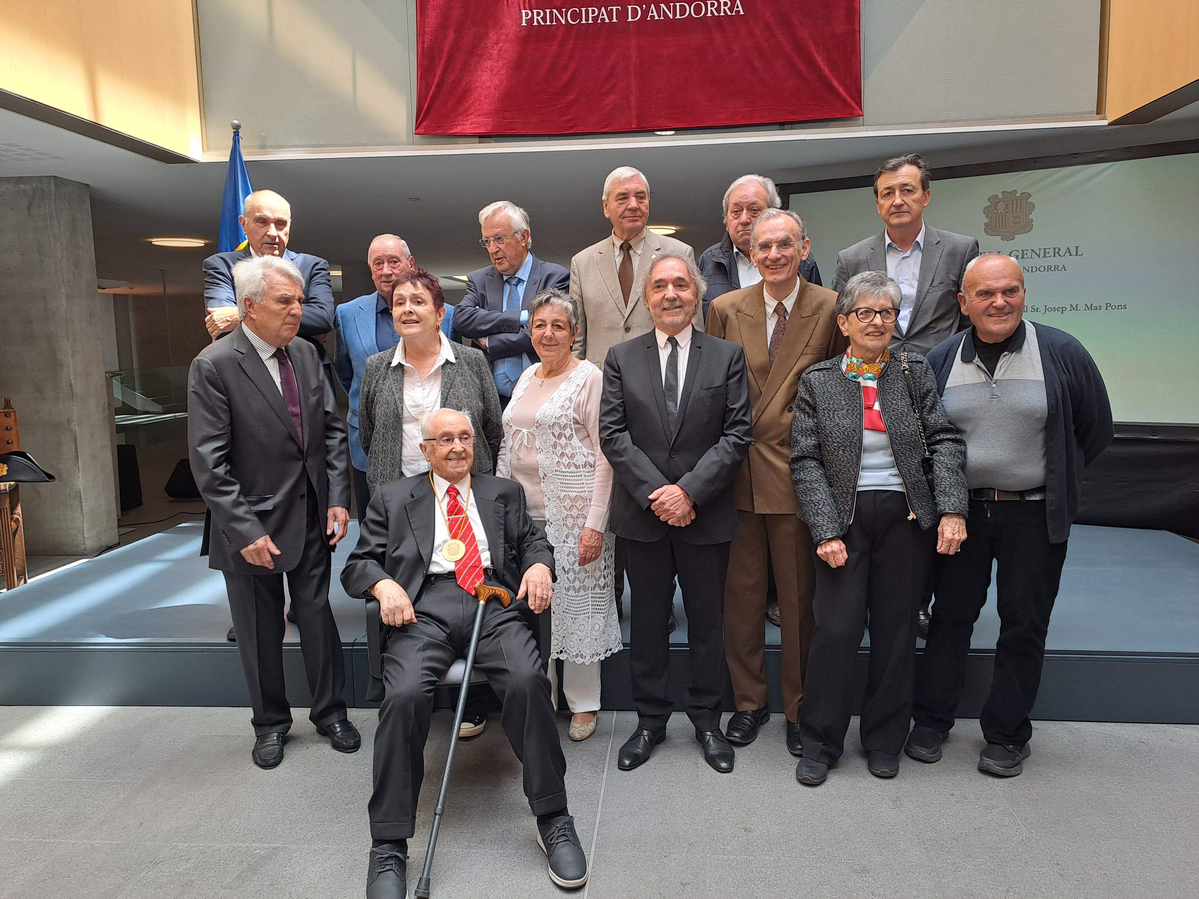Fotografia amb ex consellers generals. Fotografia amb ex consellers generals.