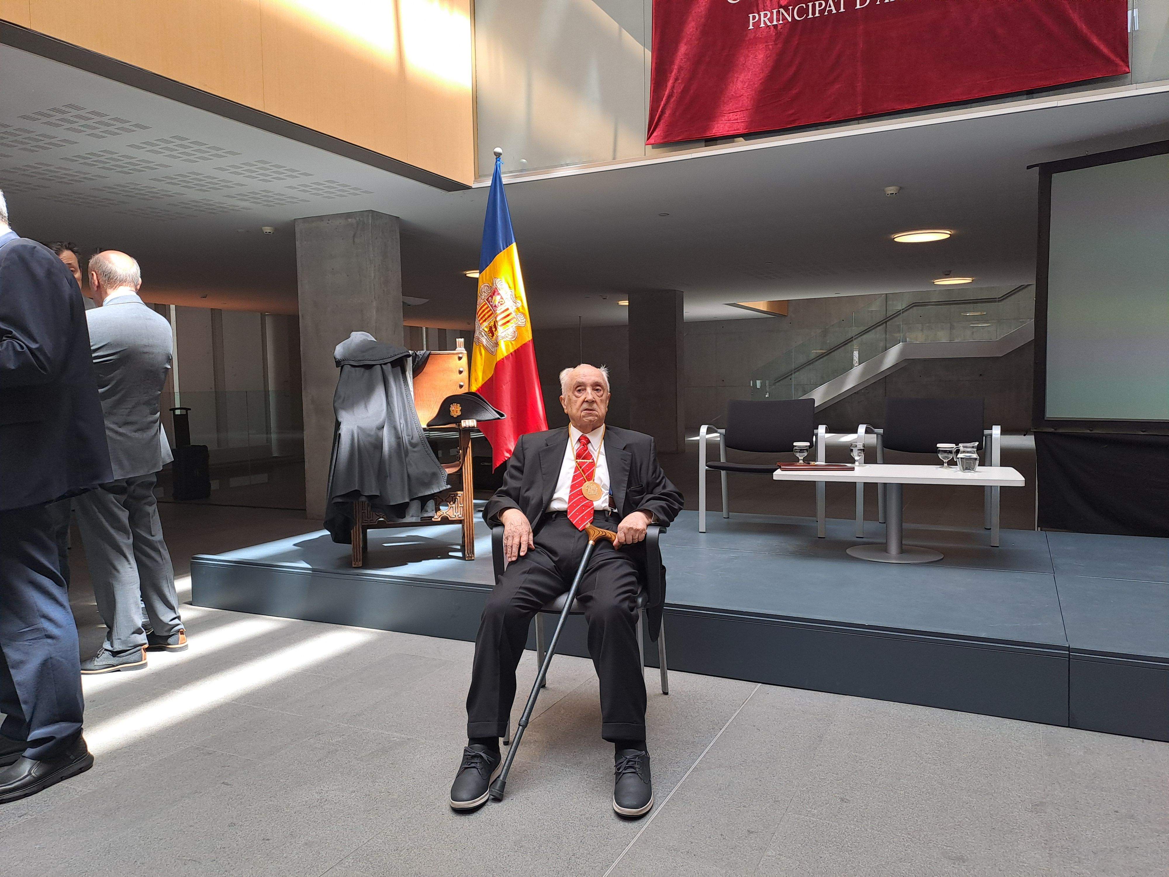 Mas, amb la vestimenta típica del Consell General al darrere. Mas, amb la vestimenta típica del Consell General al darrere.