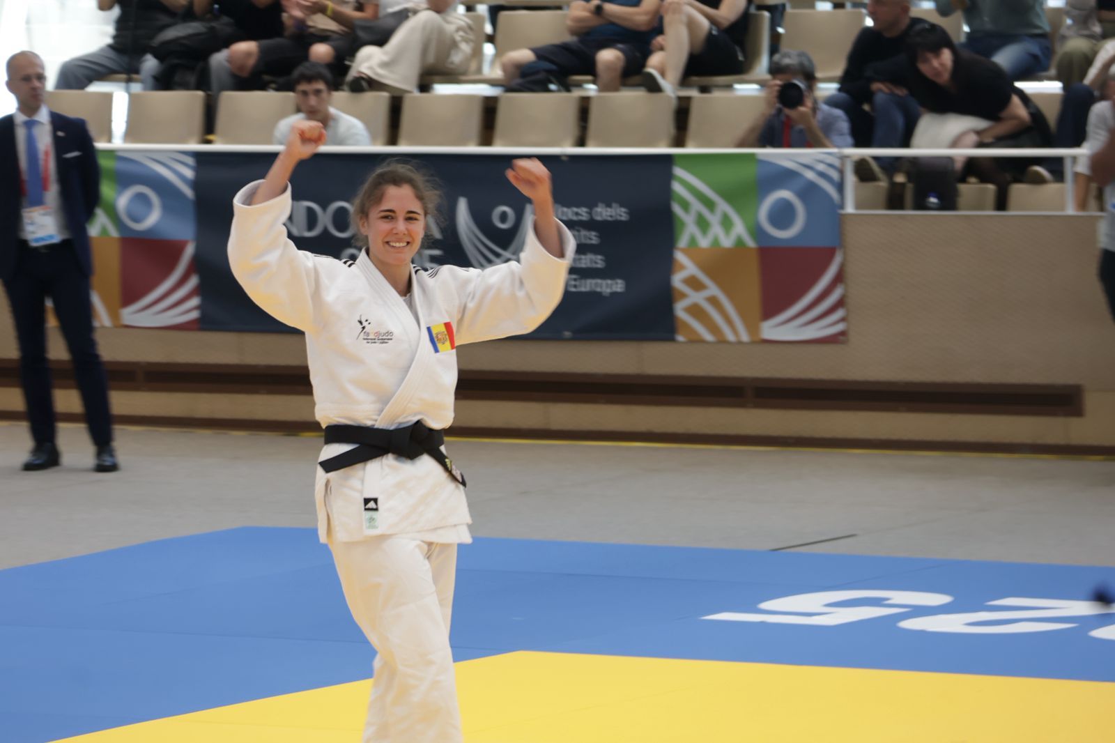 Lia Povedano, celebrant la medalla d'or al tatami del Prat Gran.