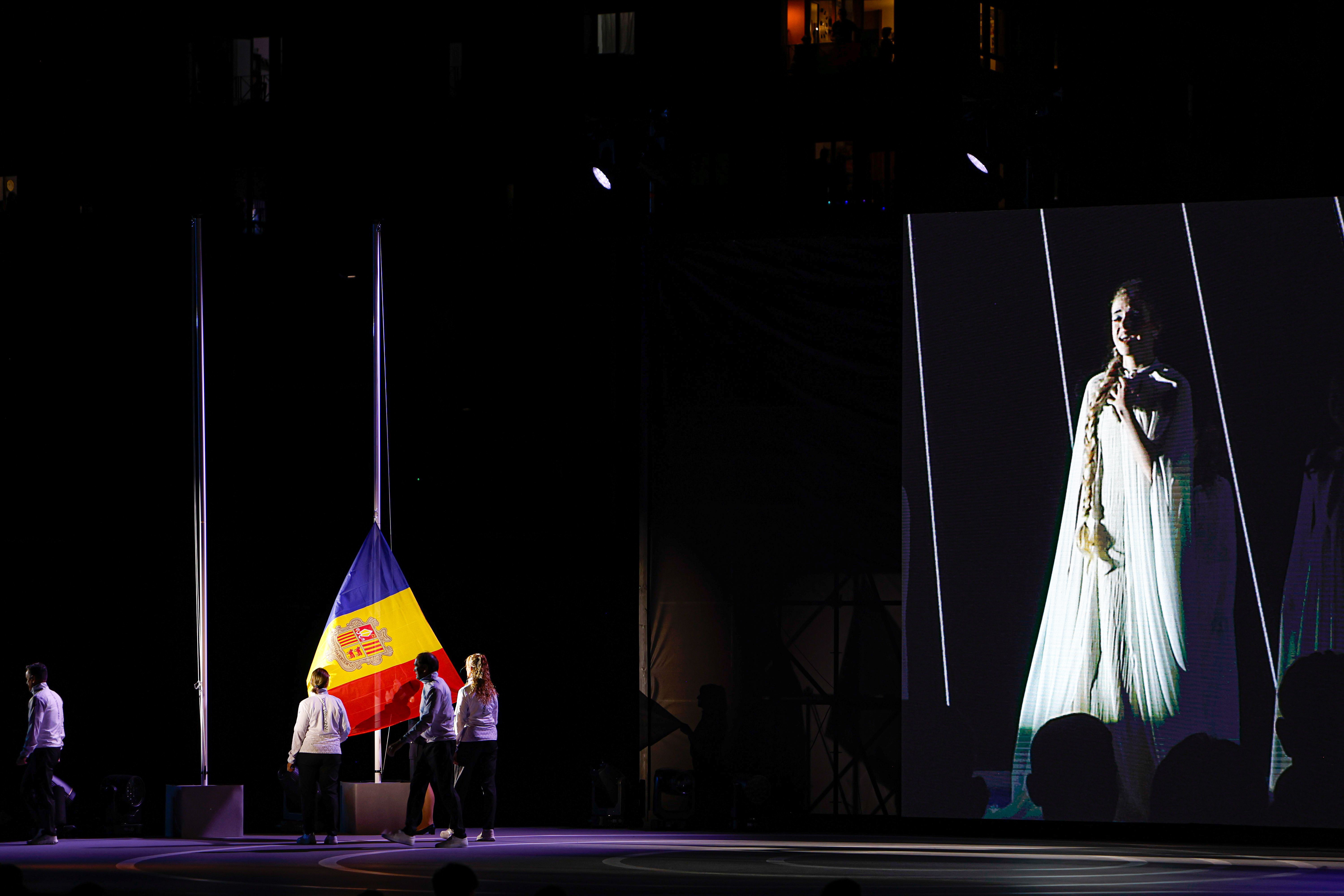 Laura Martín com a Dama Blanca cantant el Gran Carlemany.