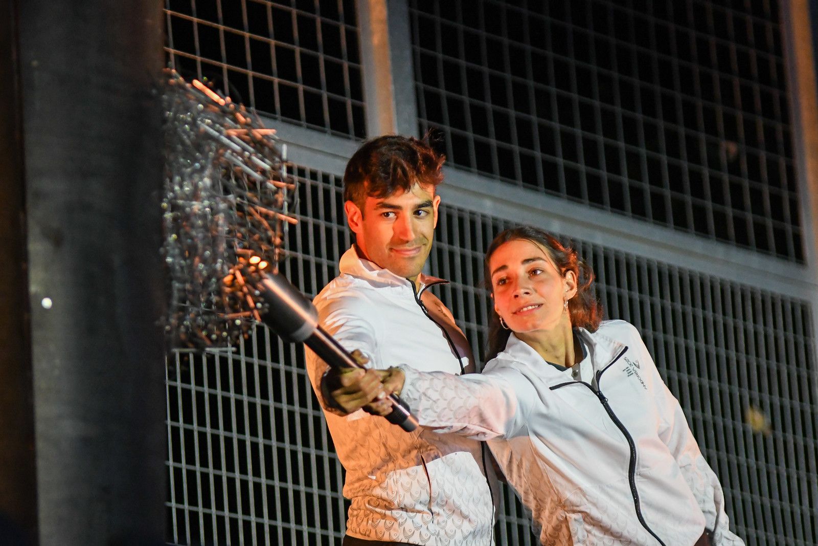 Joan Verdú i Mònica Doria en l'encesa del peveter.