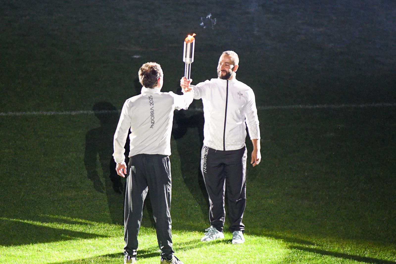 Emili Pérez i Hocine Haciane fent un dels relleus de la torxa.
