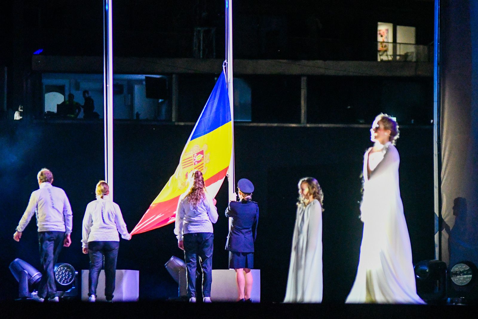 Hissada de la bandera amb la Dama Blanca cantant l'himne.
