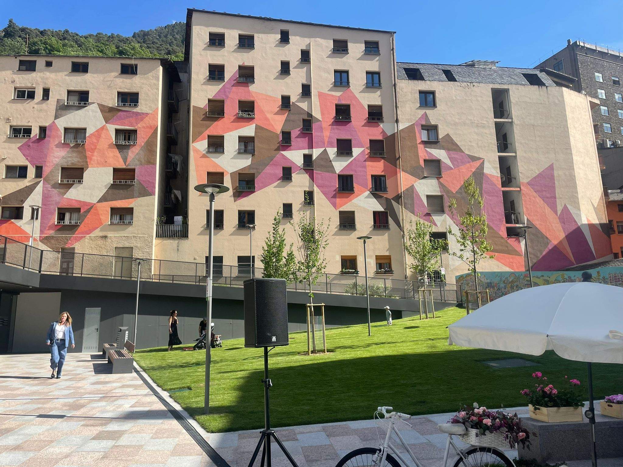 La nova imatge de la plaça de l’Església. La nova imatge de la plaça de l’Església.