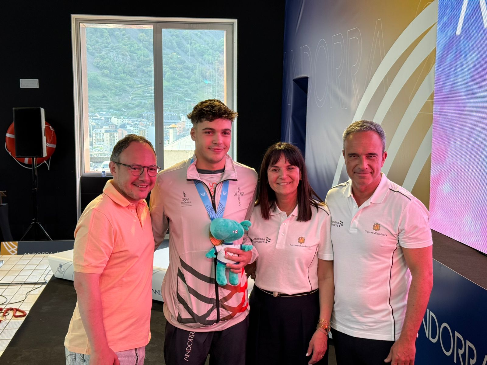 Kevin Teixeira, amb Espot, Bonell i Cabanes en acabar la cursa dels 800 lliures.