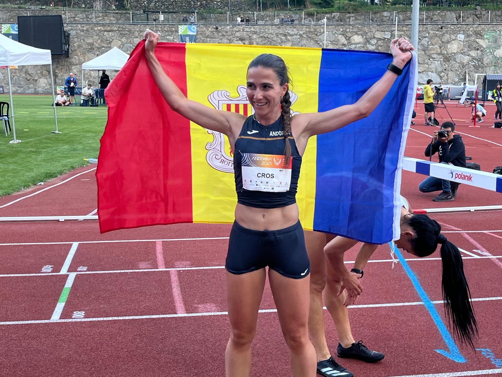 Jeanne Cros, amb la bandera d'Andorra en acabar la cursa. Jeanne Cros, amb la bandera d'Andorra en acabar la cursa.