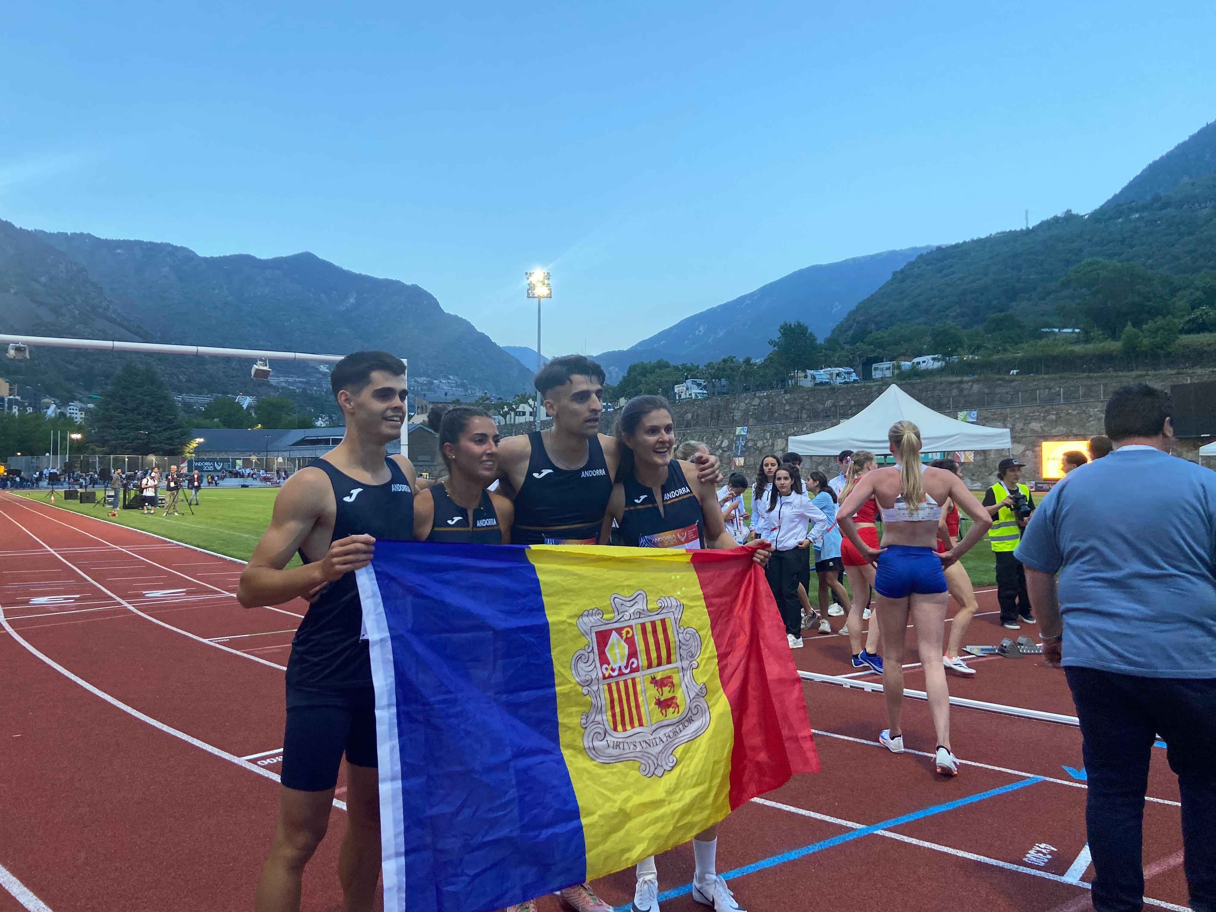 L'equip del 4x400, celebrant la desena medalla per la delegació andorrana. L'equip del 4x400, celebrant la desena medalla per la delegació andorrana.