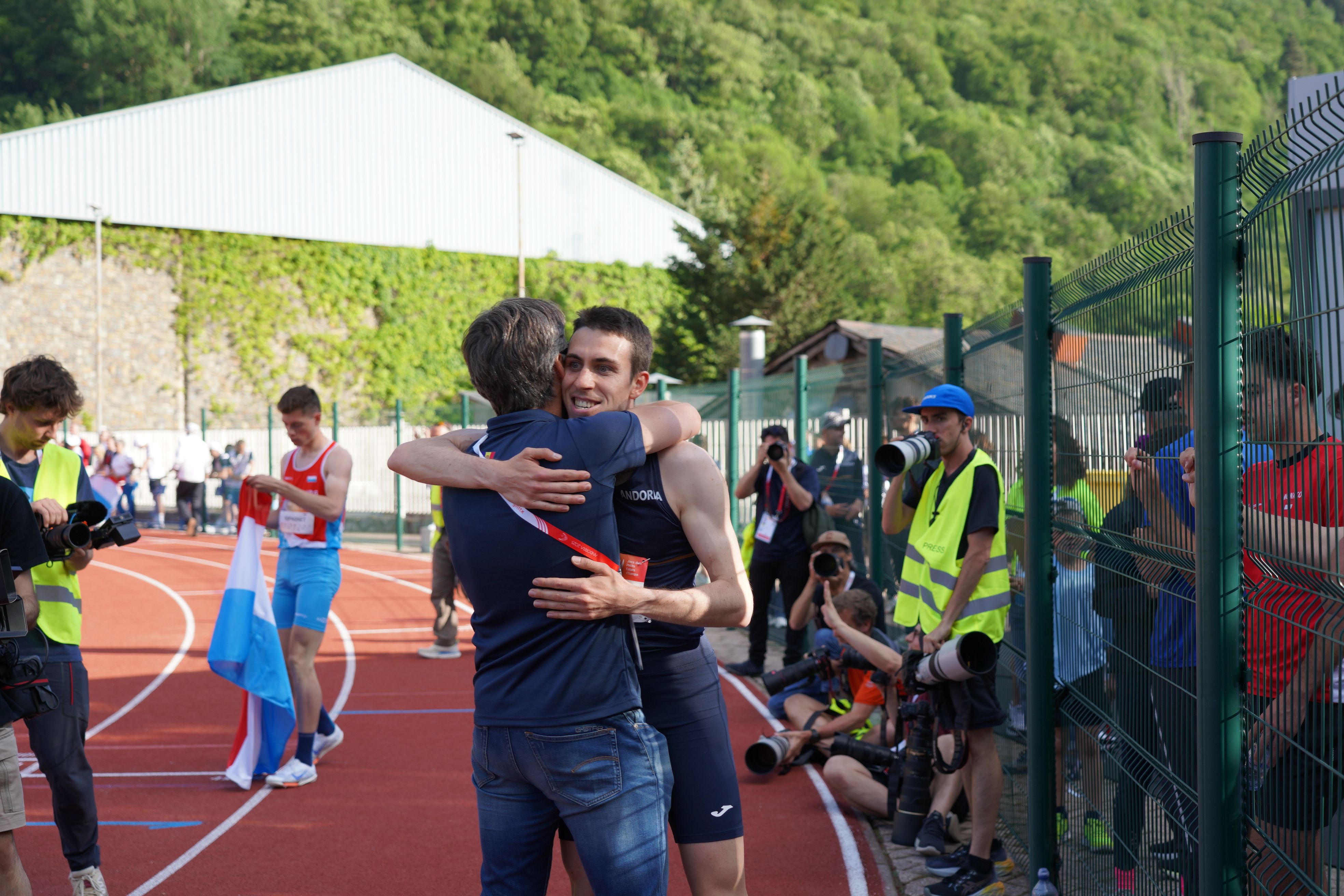 Pol Moya, abraçant-se amb el president de la federació, Josep Maria Missé. Pol Moya, abraçant-se amb el president de la federació, Josep Maria Missé.