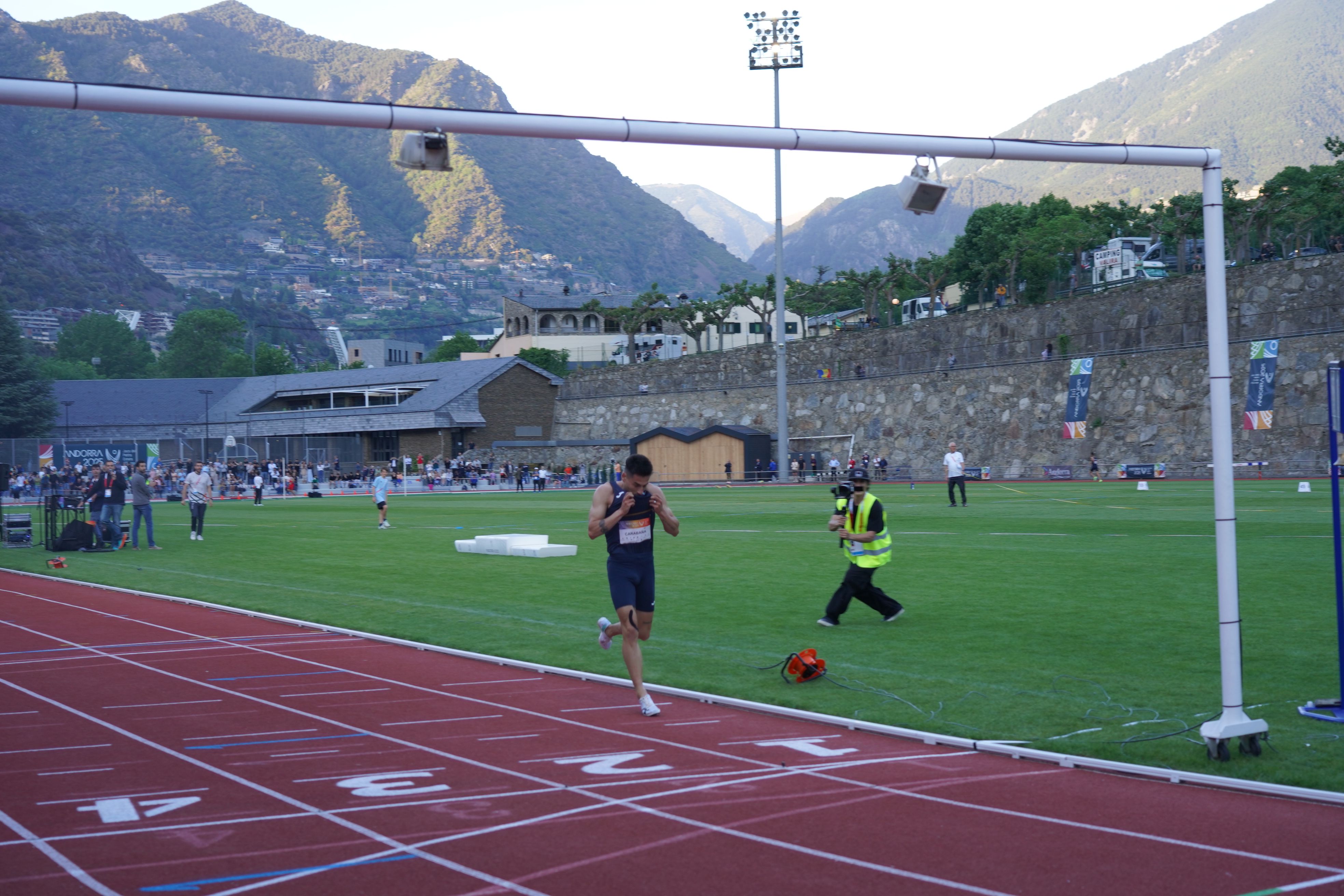 Nahuel Carabaña, petó al maillot d'Andorra abans de creuar la línia de meta. Nahuel Carabaña, petó al maillot d'Andorra abans de creuar la línia de meta.