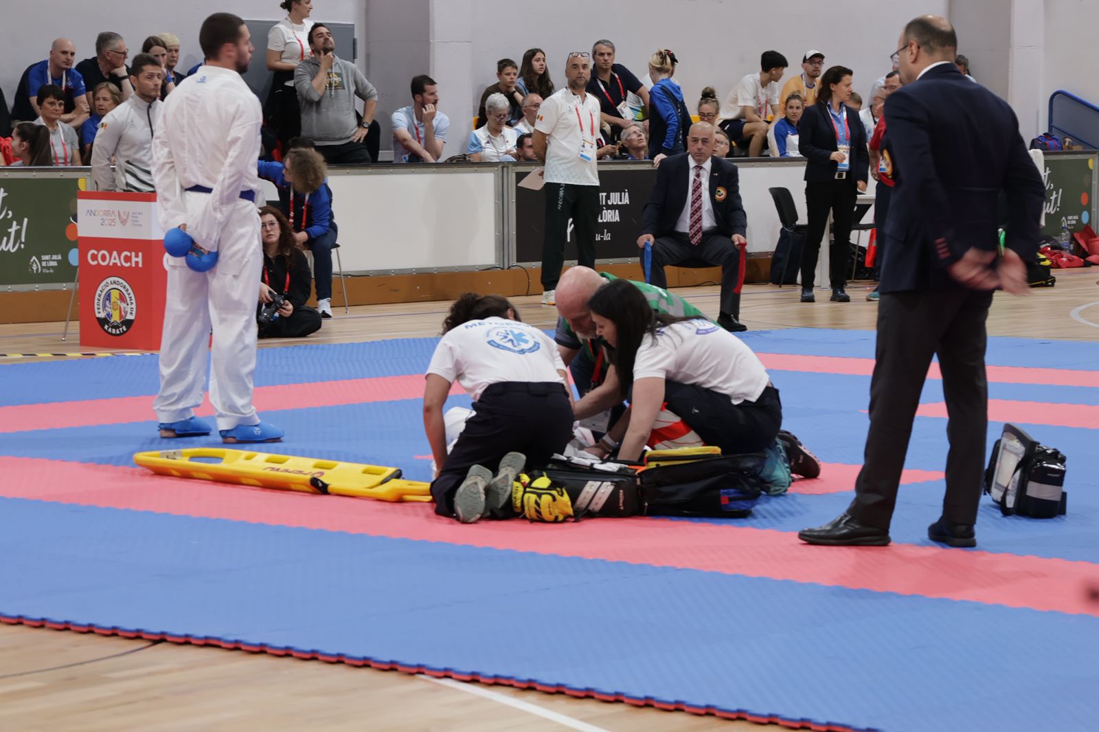 Els serveis mèdics, atenent a David de Luca a LAUEsport.