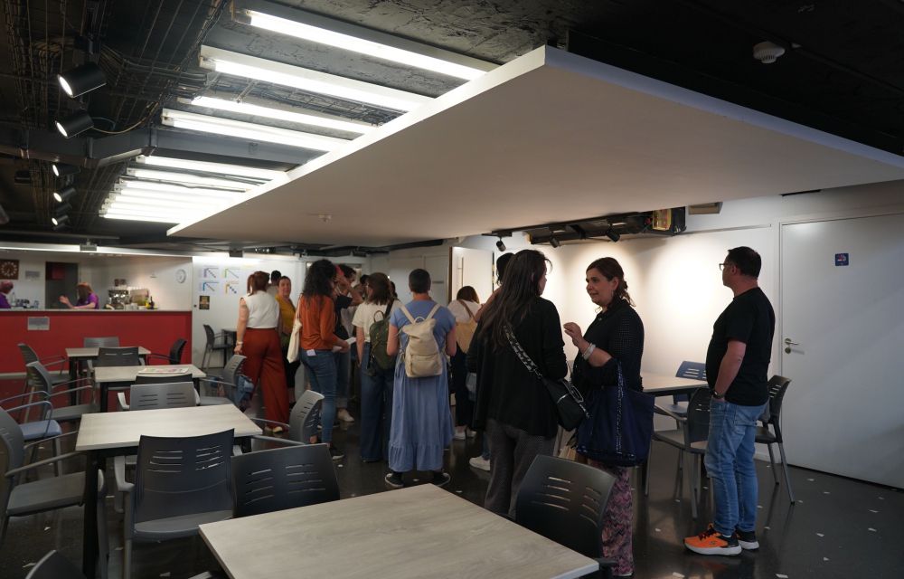 Cua per entrar a la sala d'actes de la Llacuna.