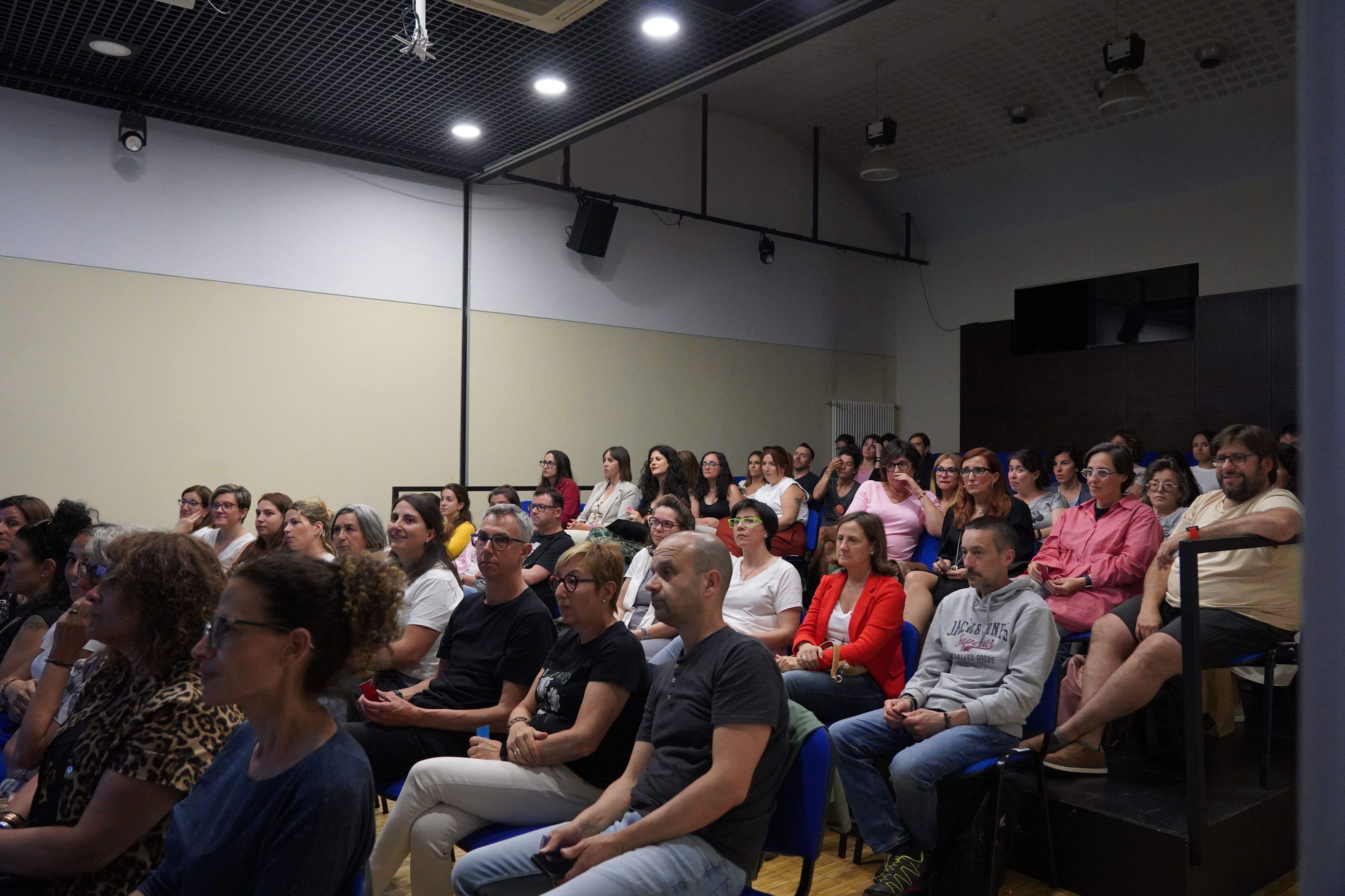 Sala d'actes de la Llacuna plena. La portaveu del Sindicat, Rebeca Bonache.