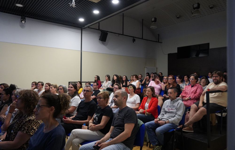 Sala d'actes de la Llacuna plena.