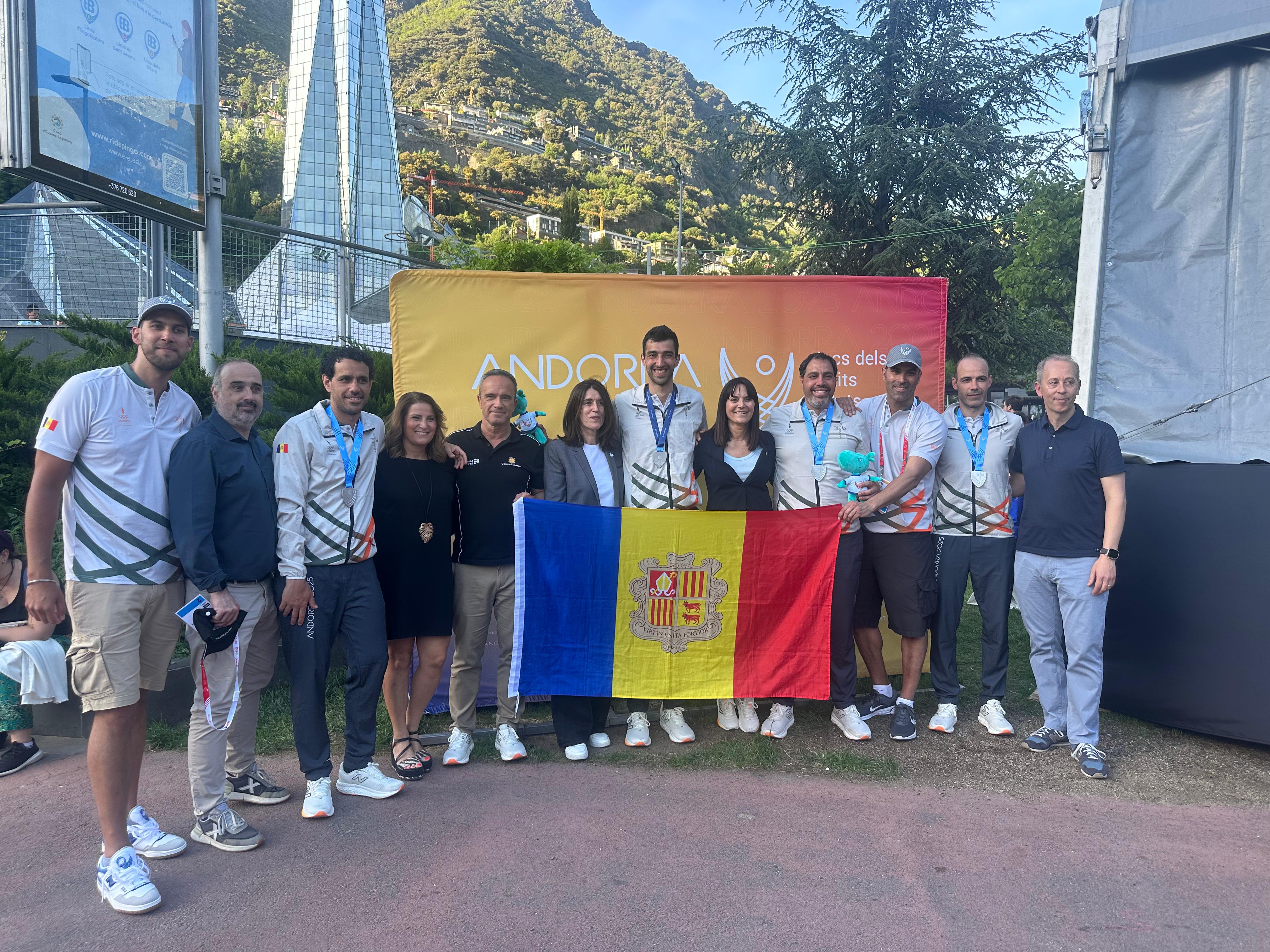 Els guanyadors de la medalla de plata, amb les autoritats al Prat del Roure.