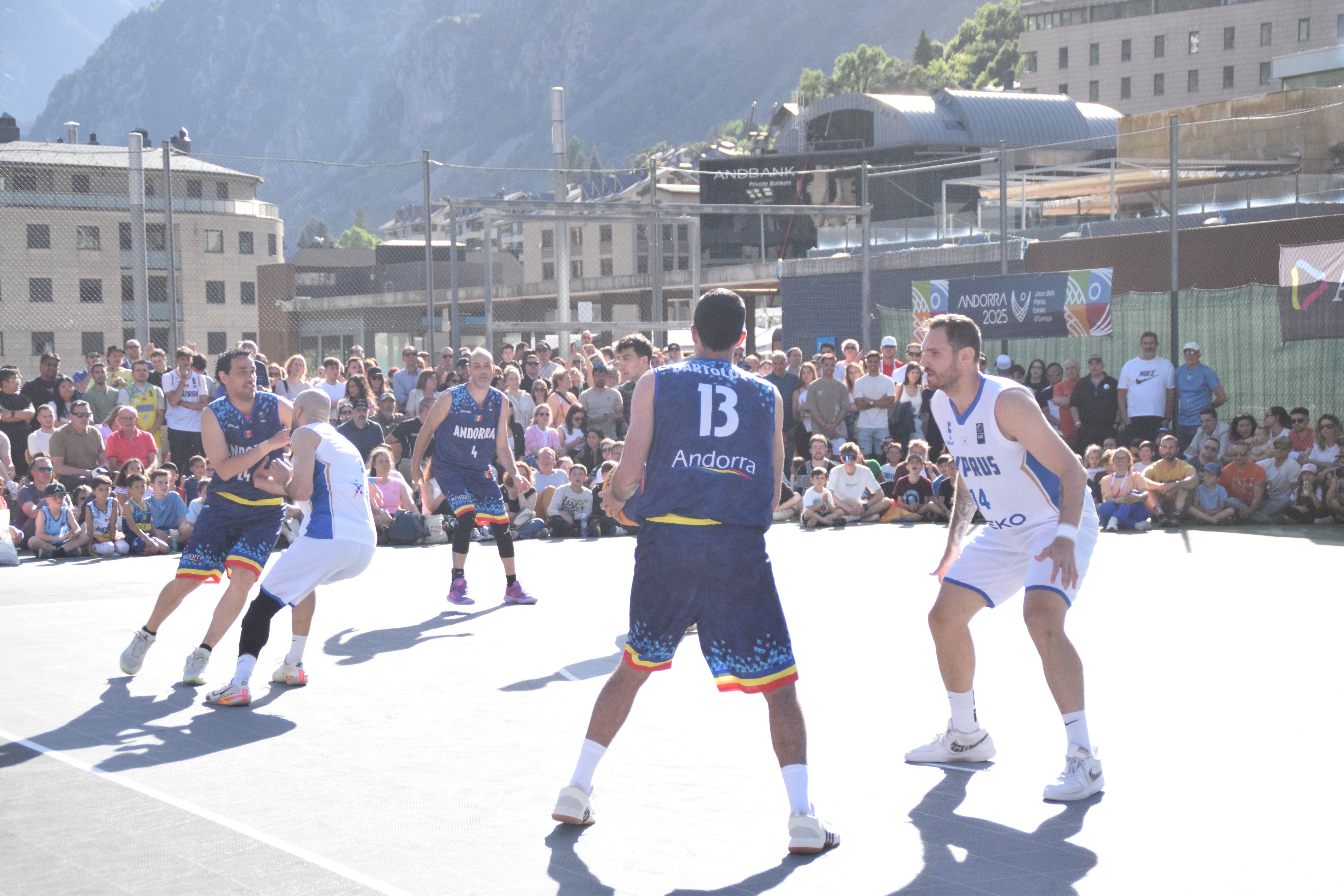 La pista del 3x3, plena per veure la final entre Andorra i Xipre. 