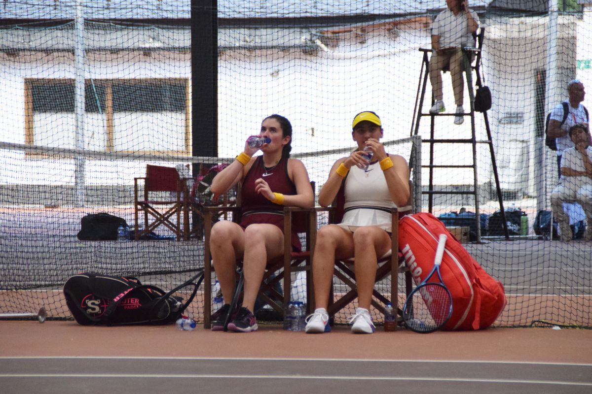 Cartaña i Jiménez, en un descans de la semifinal de dobles femenins.