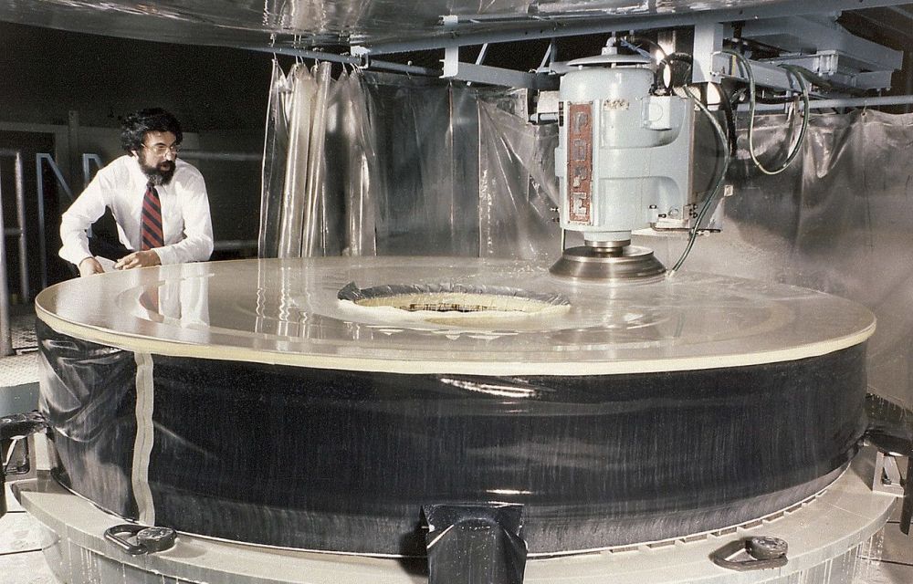 Poliment del mirall del HST a Perkin-Elmer al març del 1979