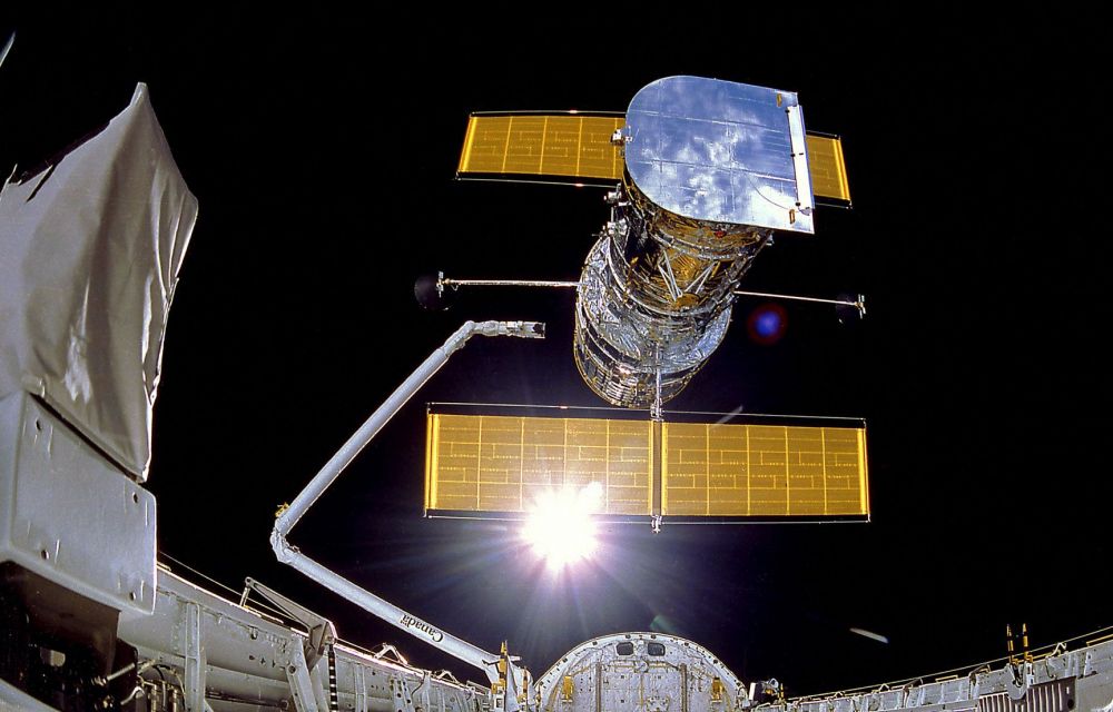 Desplegament del HST pel transbordador Discovery a l'abril del 1990 - Crèdit: NASA