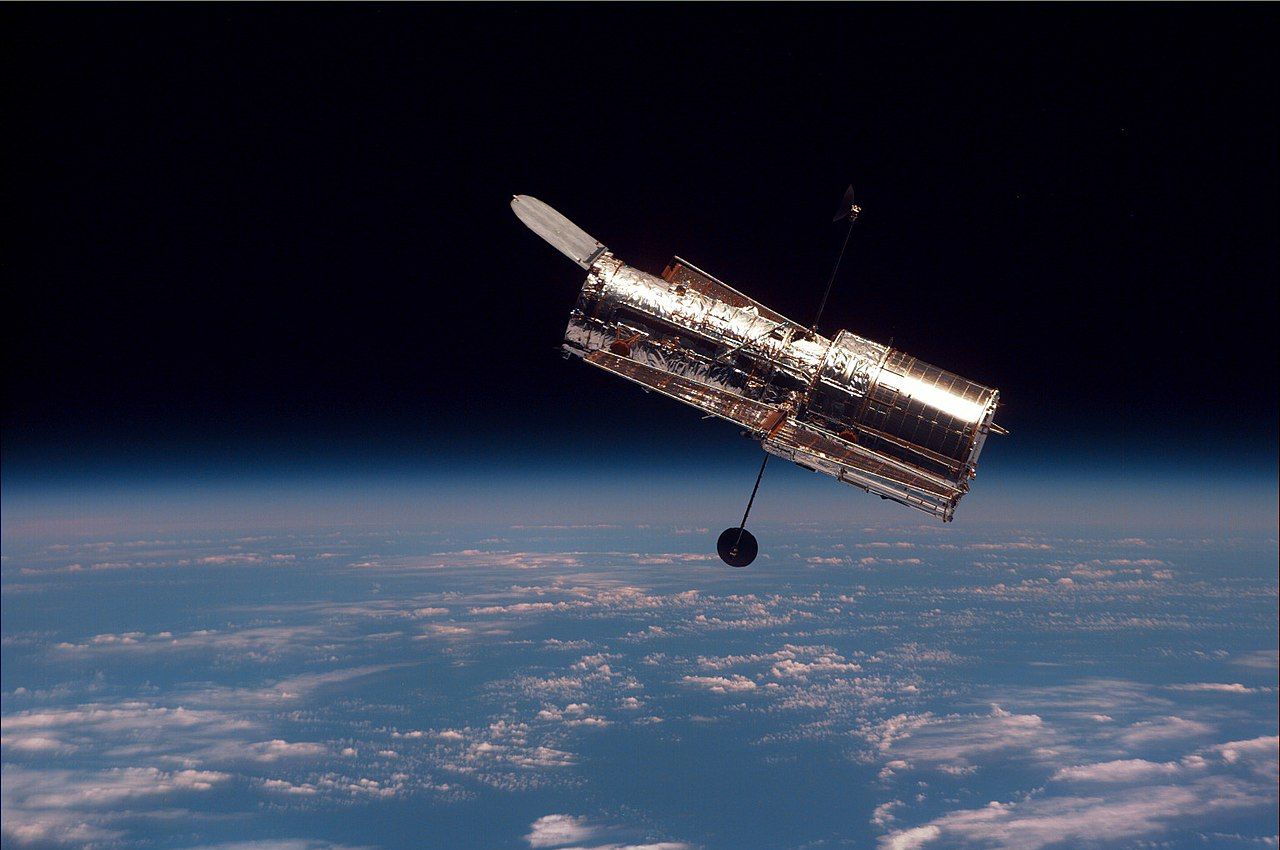 El HST en òrbita al voltant de la Terra, vist del del Discovery - Crèdit: NASA La portaveu del Sindicat, Rebeca Bonache.