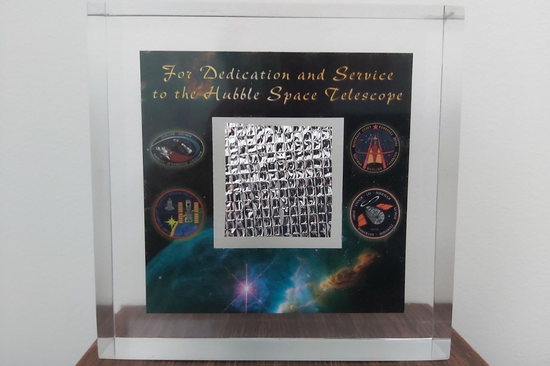 Una porció del material protector del Hubble ofert com a reconeixement de les contribucions fetes al HST - Crèdit: Joan-Marc Miralles La portaveu del Sindicat, Rebeca Bonache.