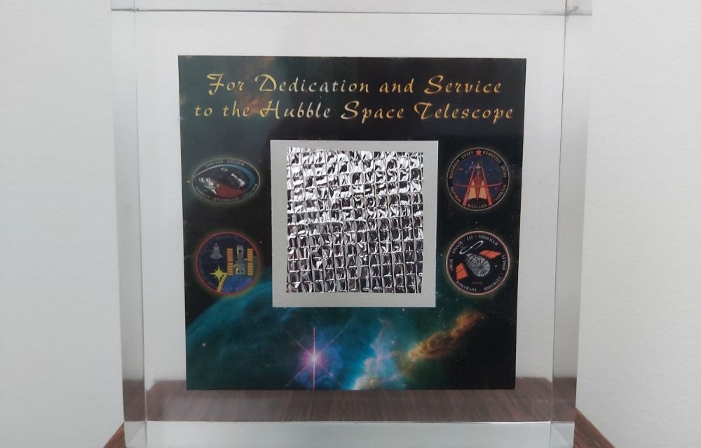 Una porció del material protector del Hubble ofert com a reconeixement de les contribucions fetes al HST - Crèdit: Joan-Marc Miralles