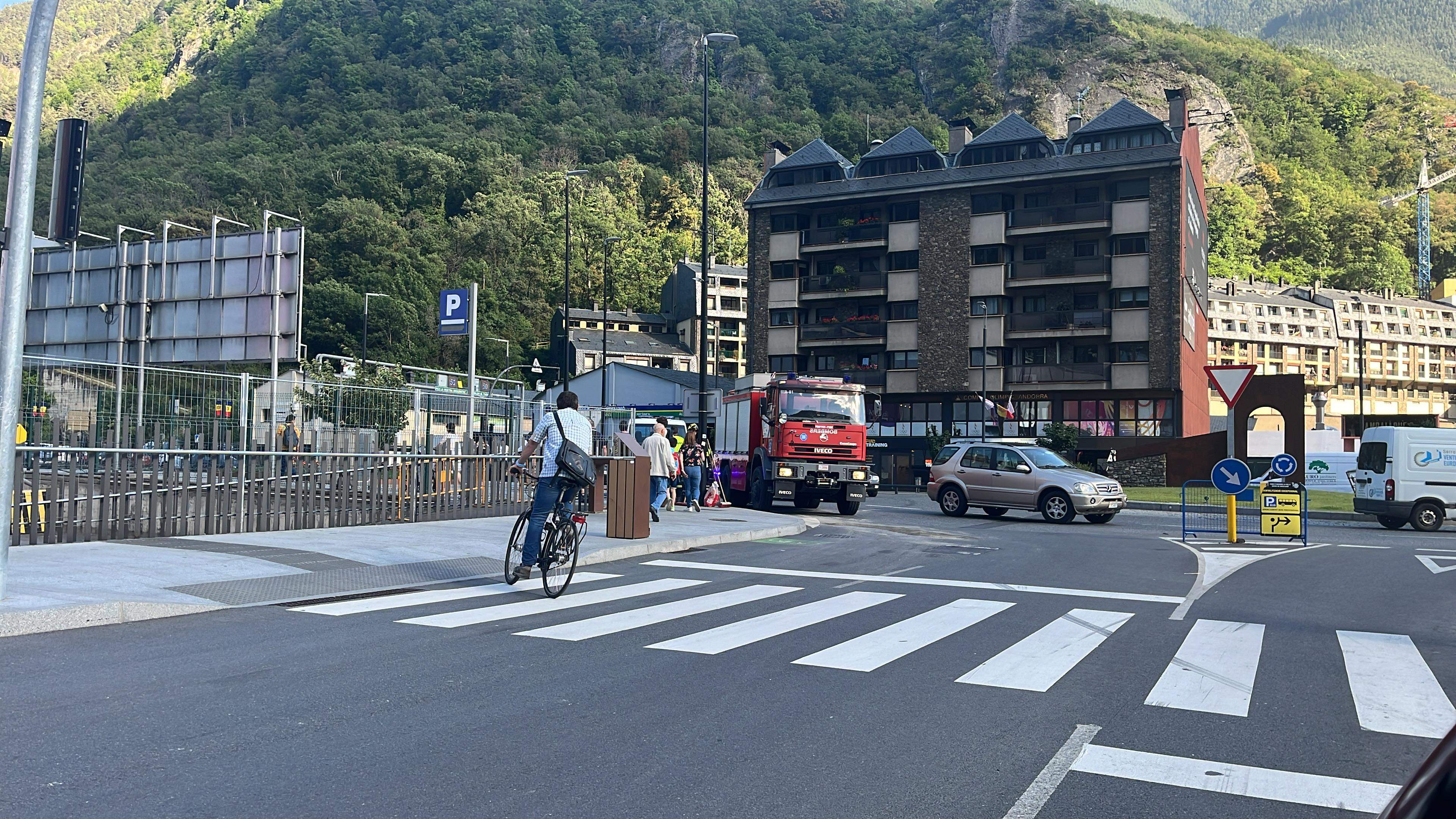 El camió de bombers just al costat on hi havia el vessament.