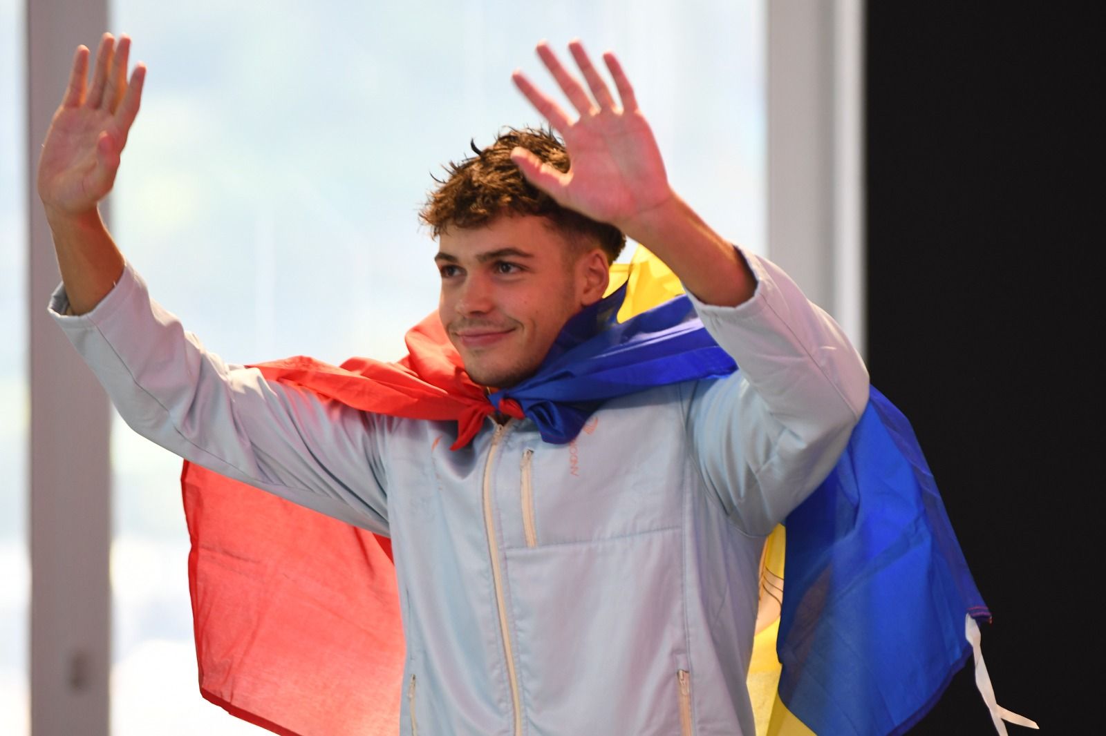 Teixeira, amb la bandera d'Andorra al podi saludant el públic. Teixeira, amb la bandera d'Andorra al podi saludant el públic.