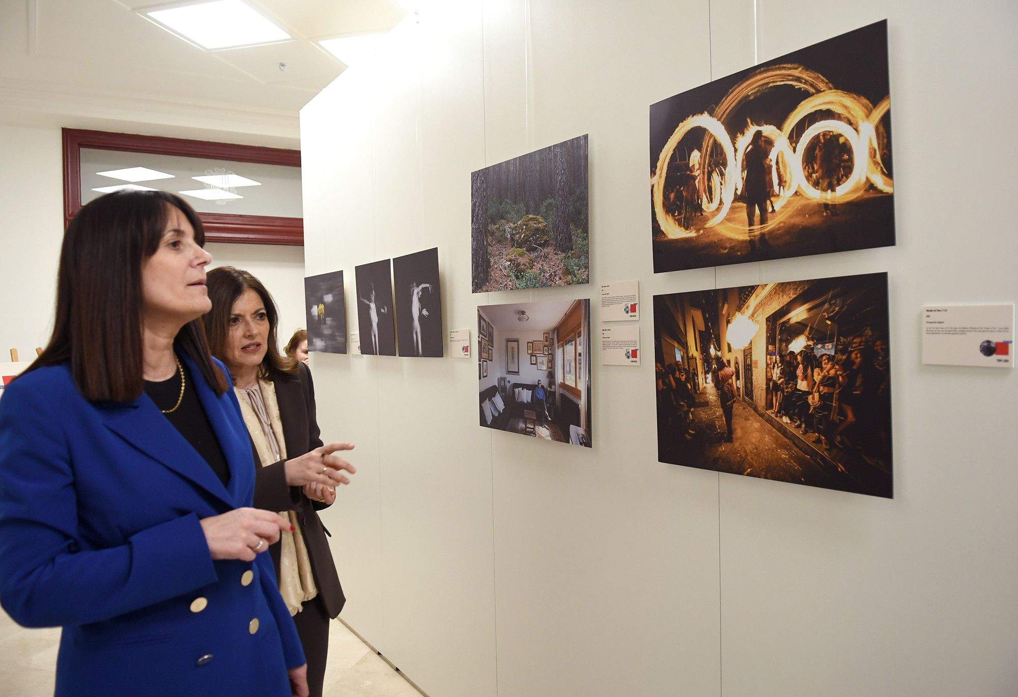 Bonell i Tor observant imatges de la mostra 'Andorra en una ullada'. / SFGA / JAViladot