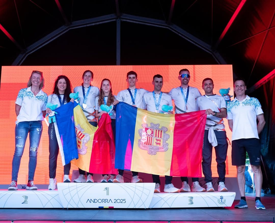 Els equips masculins i femenins, al podi de Prat del Roure.