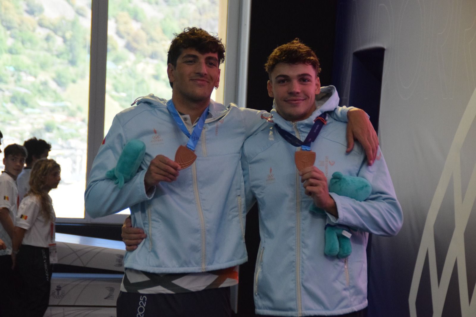 Pelegrina i Teixeira, amb les dues medalles que han tancat la participació de la natació.
